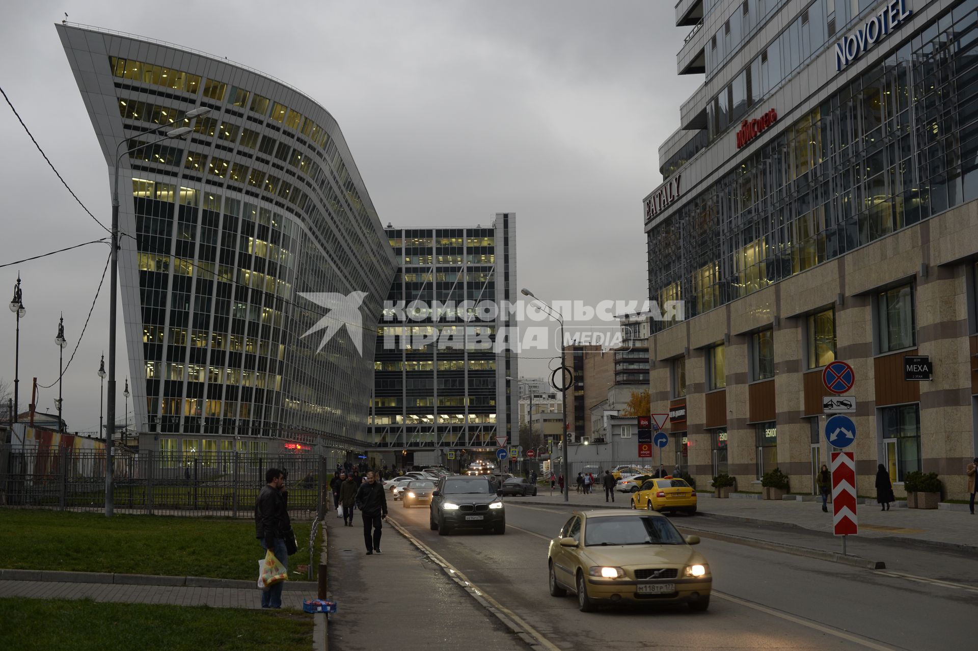 Москва.   Вид на торговый центр `Китеж`(слева) на Киевской улице.