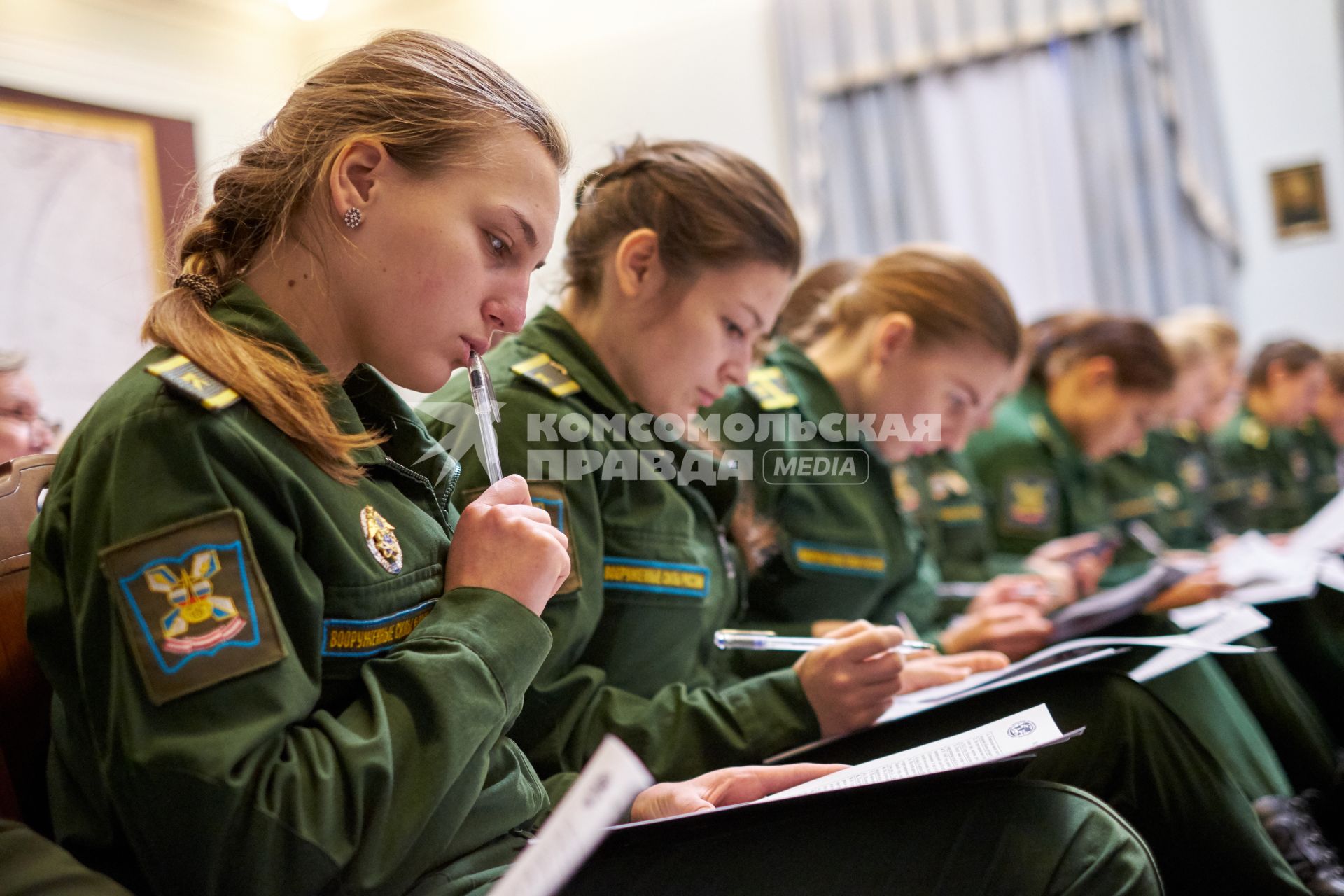 Санкт-Петербург. Участники во время Всероссийского географического диктанта в  здании Русского географического общества.