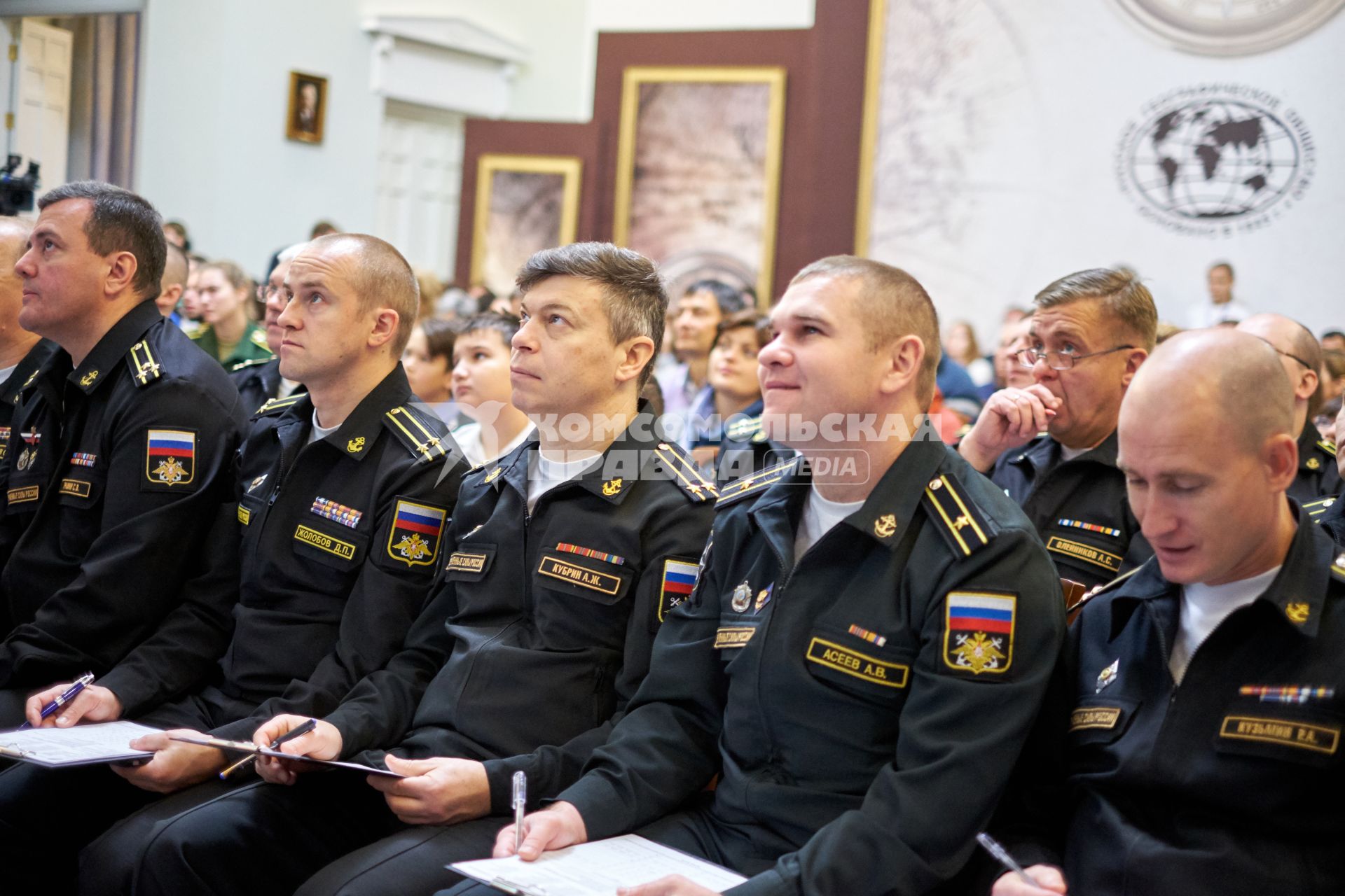 Санкт-Петербург. Участники во время Всероссийского географического диктанта в  здании Русского географического общества.