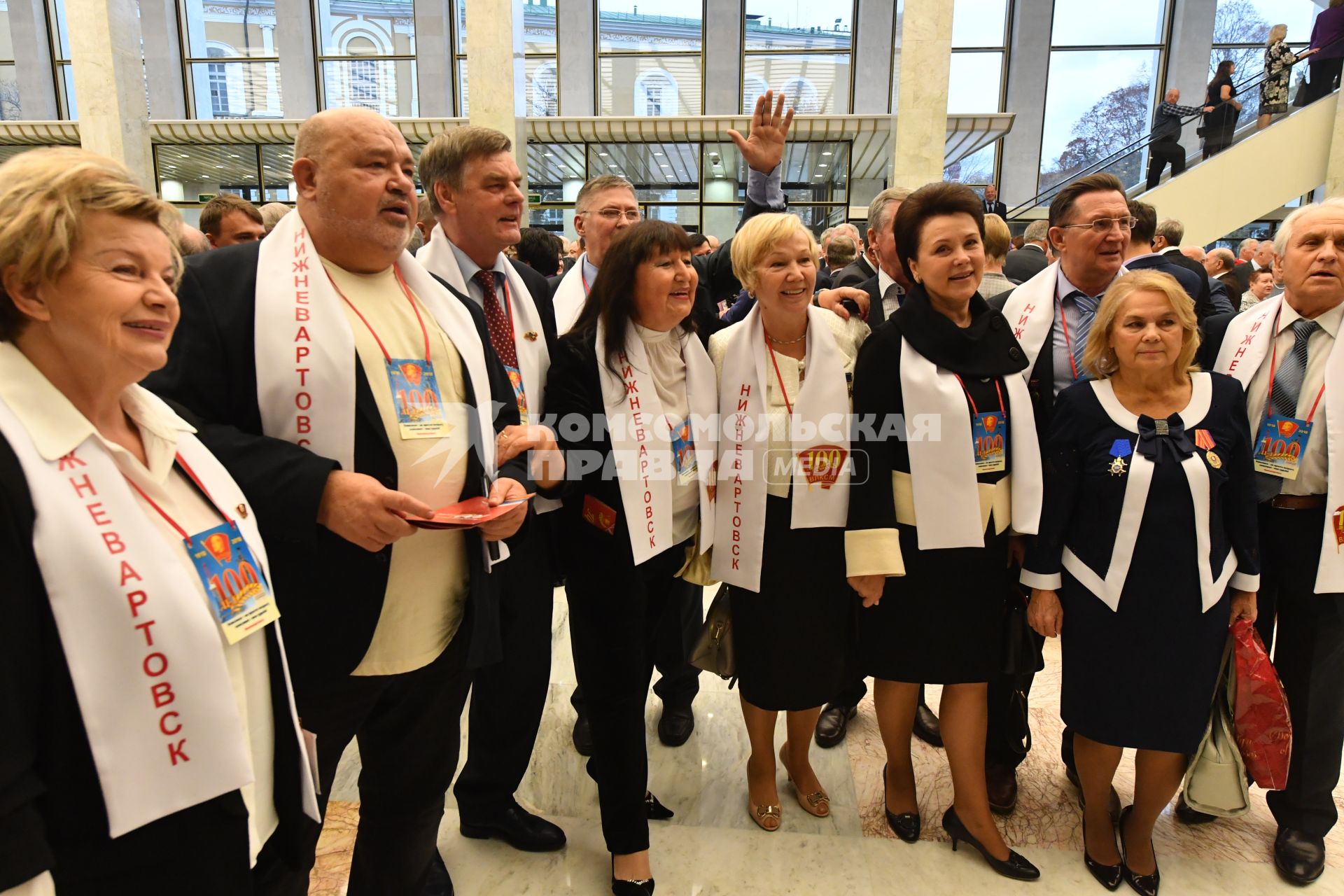 Москва. Зрители перед началом юбилейного вечера, посвященном 100-летию ВЛКСМ , который прошел в Большом Кремлевском дворце.