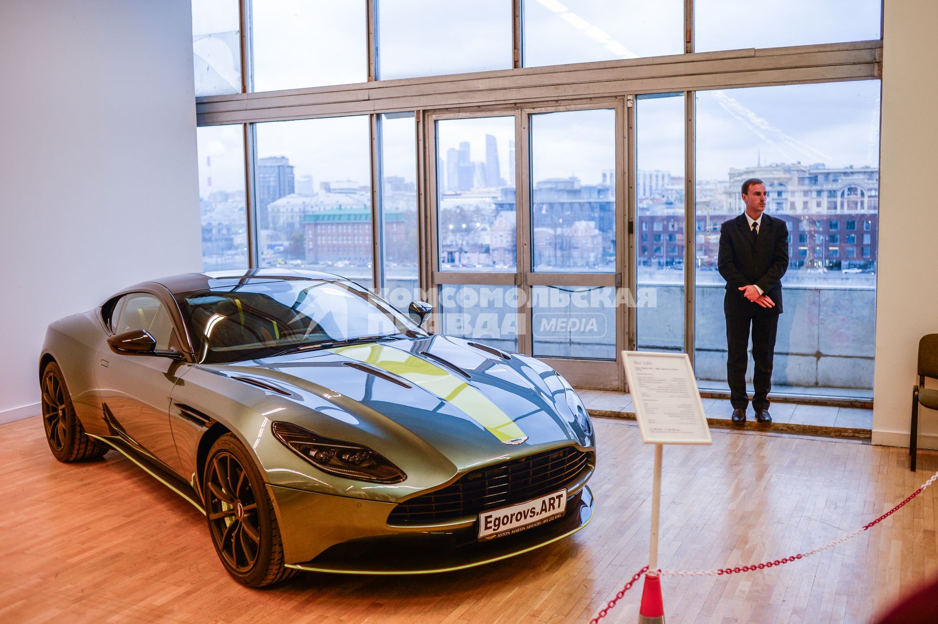 Москва.  Спортивное купе Aston Martin DB11 на выставке `Редкие автомобили` в ЦДХ.