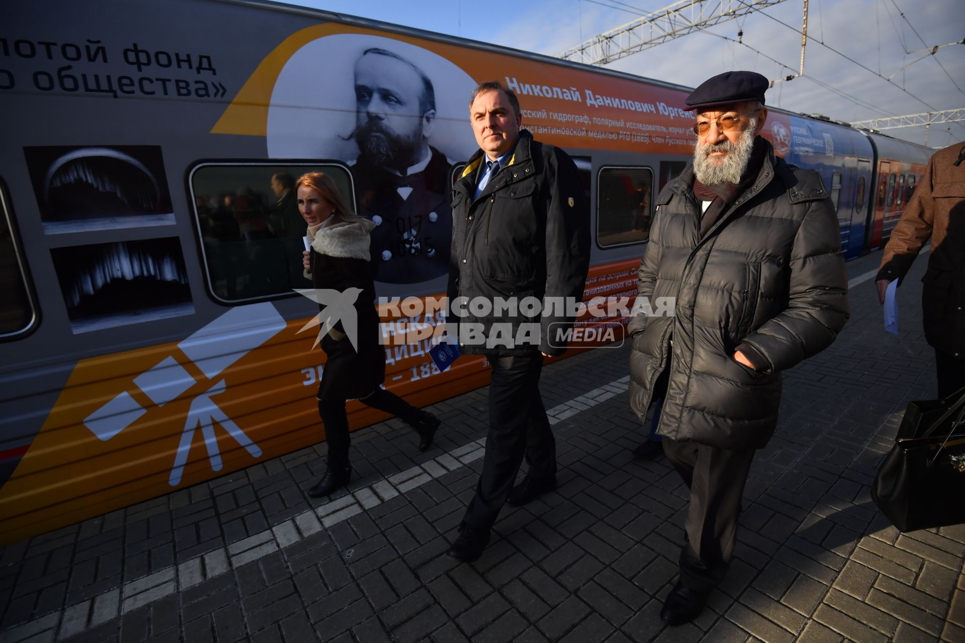 Москва. Директор по пассажирским перевозкам ОАО `РЖД` Дмитрий Пегов и член комитета Госдумы РФ по международным делам Артур Чилингаров  (справа) на презентации поезда Москва-Владивосток с экспозицией `Золотой фонд Русского географического общества` на Ярославском вокзале.