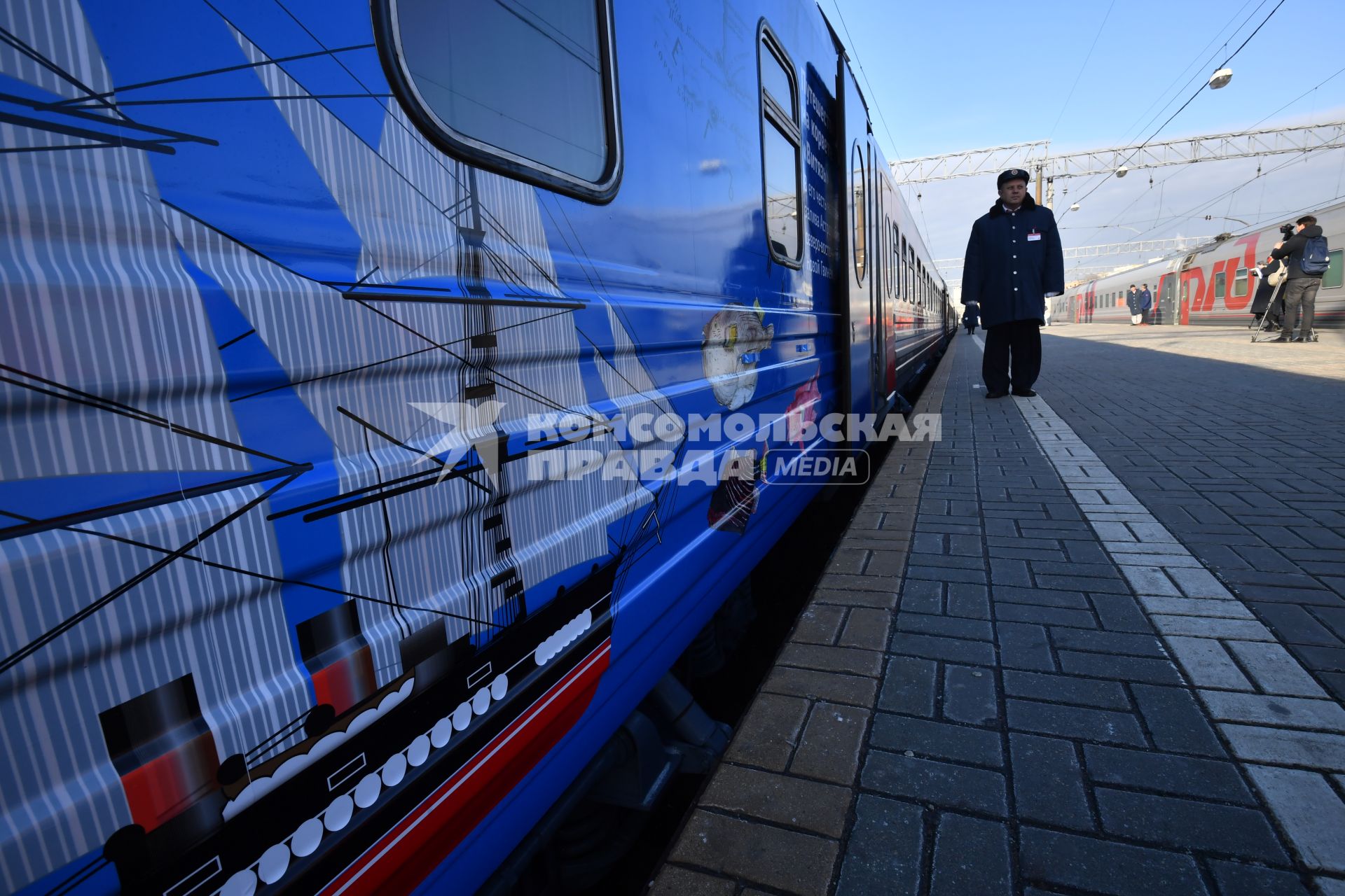 Москва. Презентация поезда Москва-Владивосток с экспозицией `Золотой фонд Русского географического общества` на Ярославском вокзале.