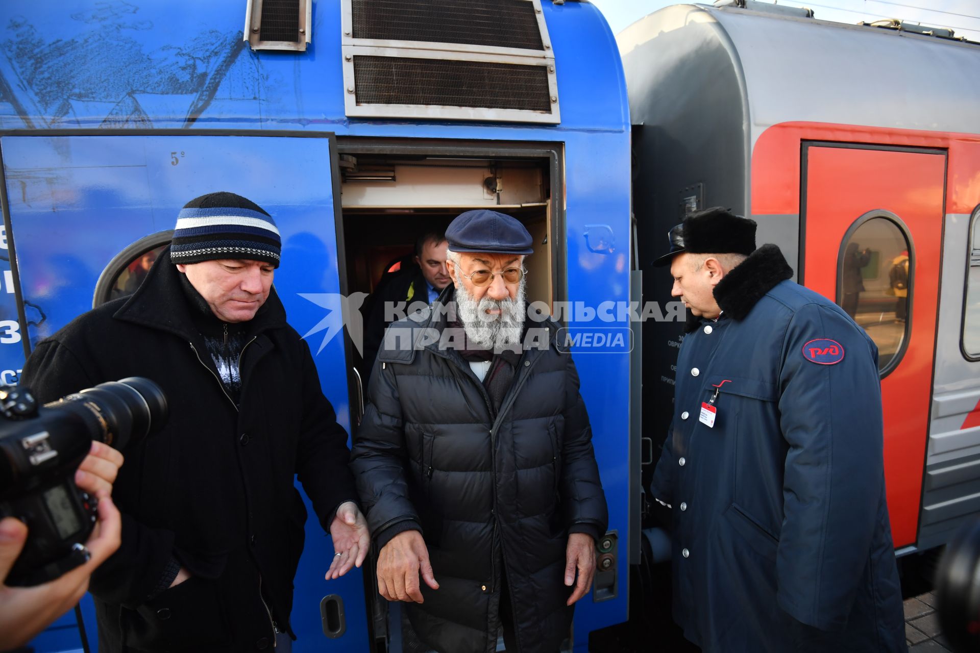 Москва. Член комитета Госдумы РФ по международным делам Артур Чилингаров (в центре) на презентации поезда Москва-Владивосток с экспозицией `Золотой фонд Русского географического общества` на Ярославском вокзале.