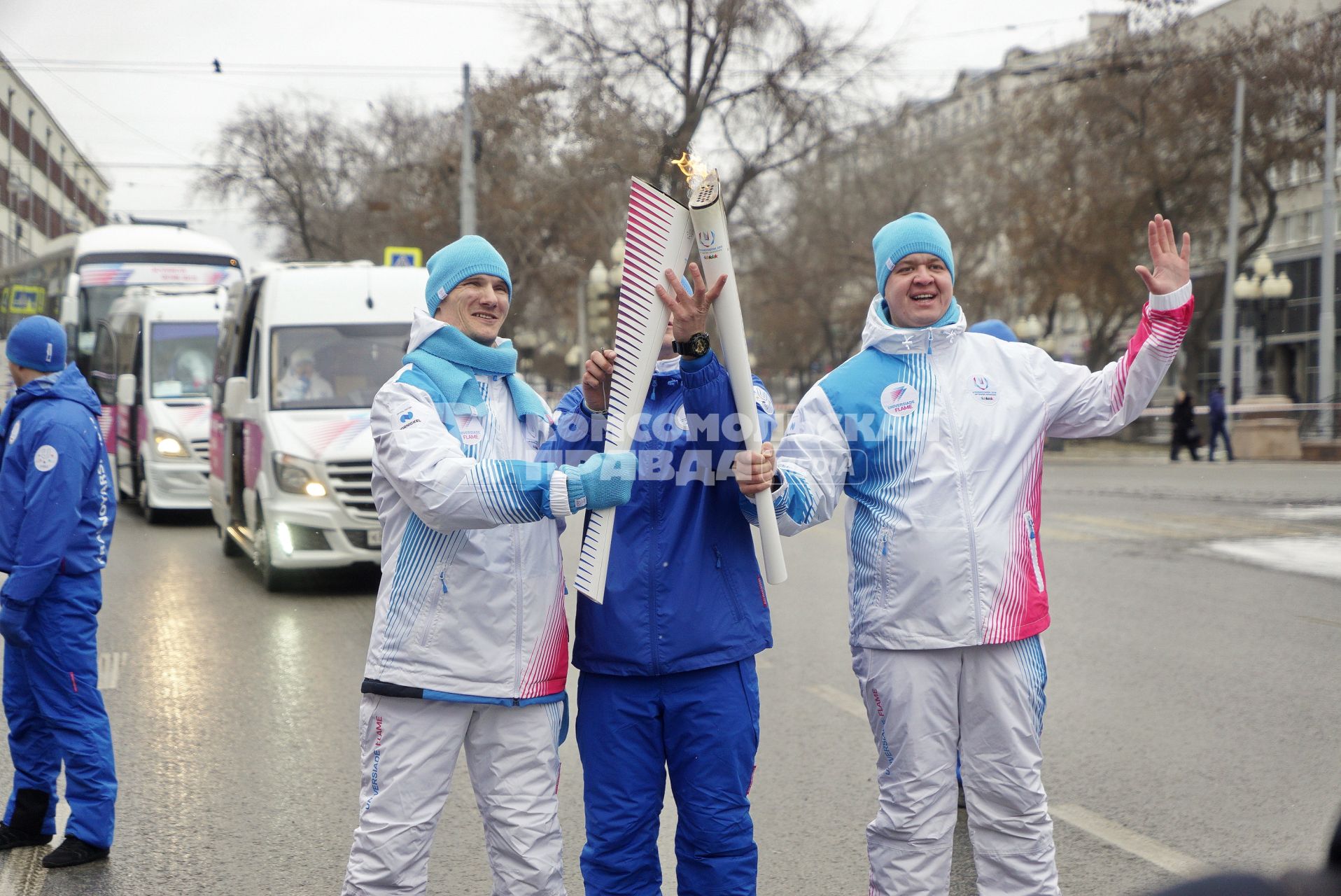 Екатеринбург. (слева направо) Артем Арефьев - паралимпиец, легкоатлет и Антимонов Александр - руководитель региональной организации \'Волонтеры Урала\', во время эстафеты огня XXIX Всемирной зимней универсиады 2019