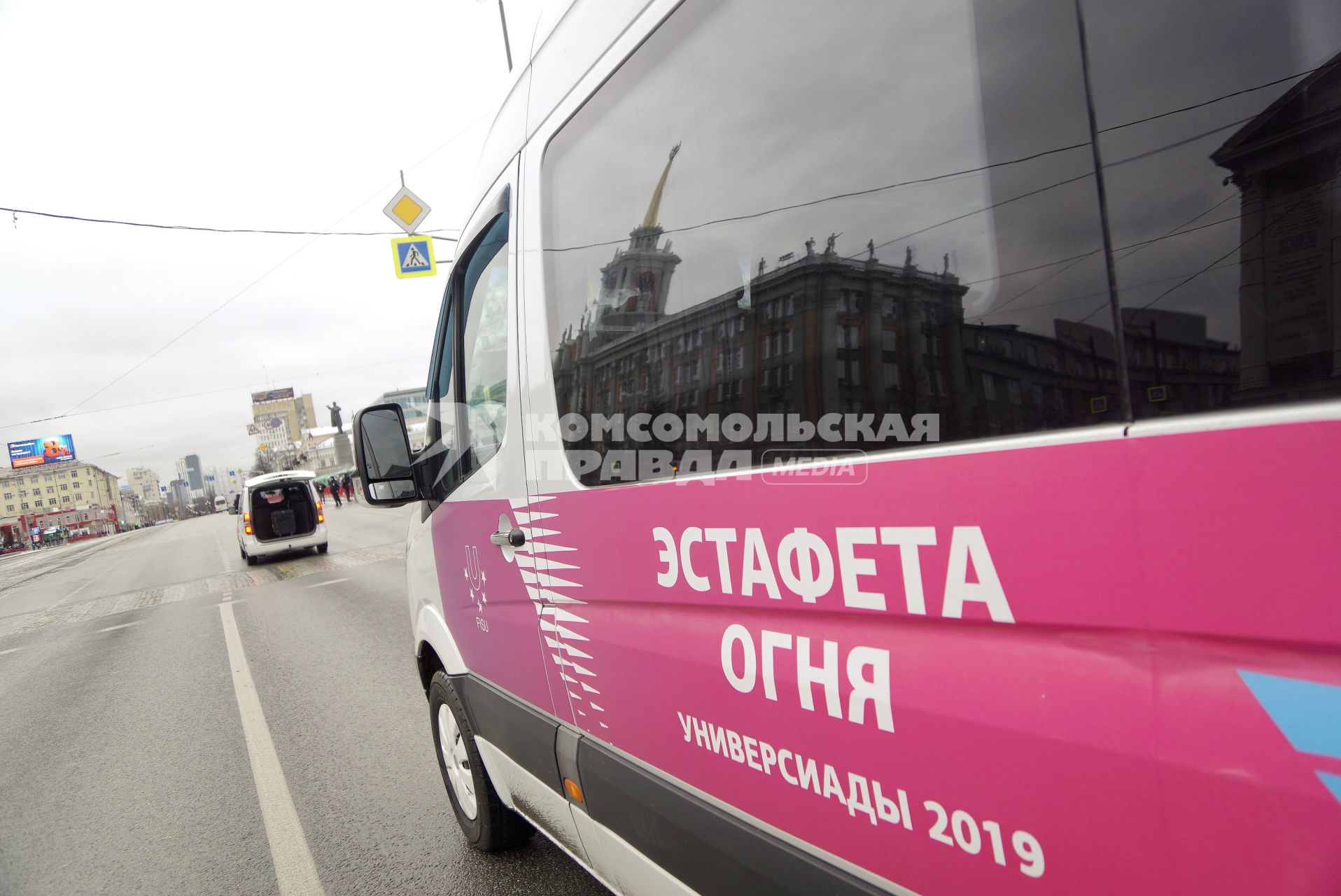 Екатеринбург. Автомобиль сопровождения во время эстафеты огня XXIX Всемирной зимней универсиады 2019