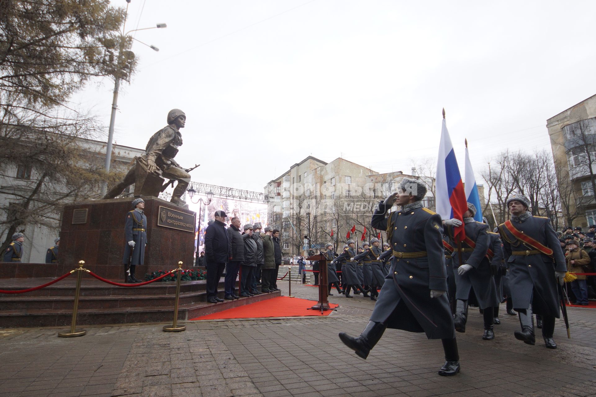 Екатеринбург. Открытие памятника военным контрразведчикам работы художника Константина Грюнберга у здания окружного дома офицеров