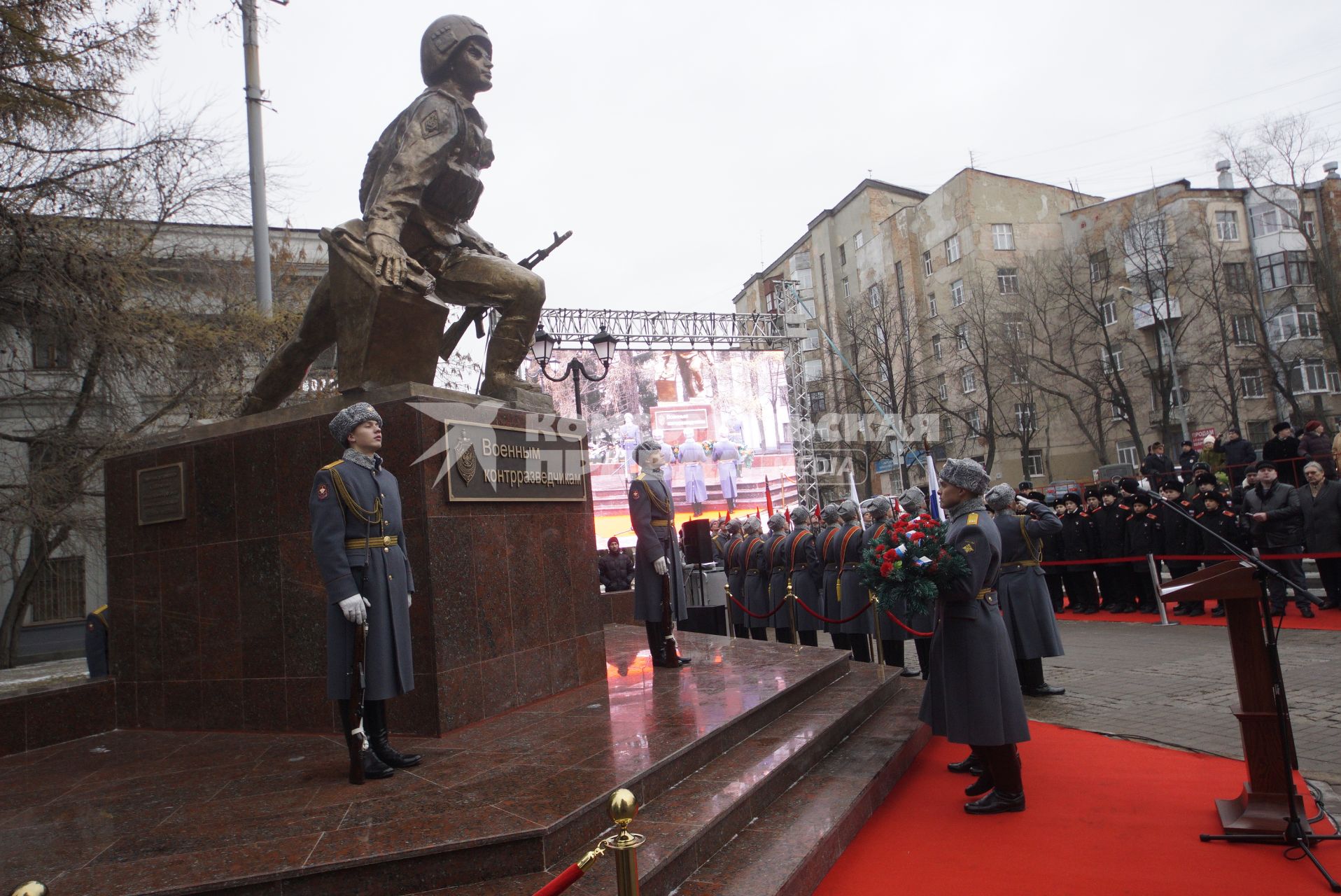 Екатеринбург. Открытие памятника военным контрразведчикам работы художника Константина Грюнберга у здания окружного дома офицеров