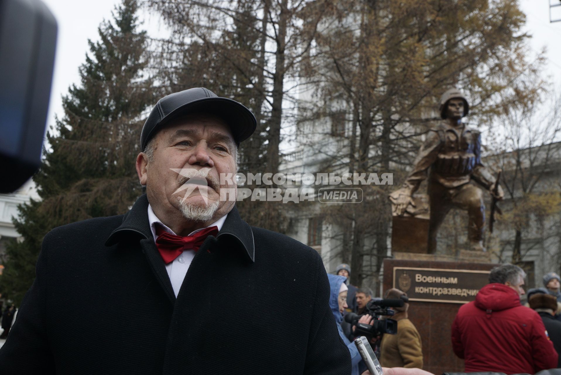 Екатеринбург.  Художник и скульптор Константин Грюнберг (в центре)  во время открытия памятника военным контрразведчикам у здания окружного дома офицеров