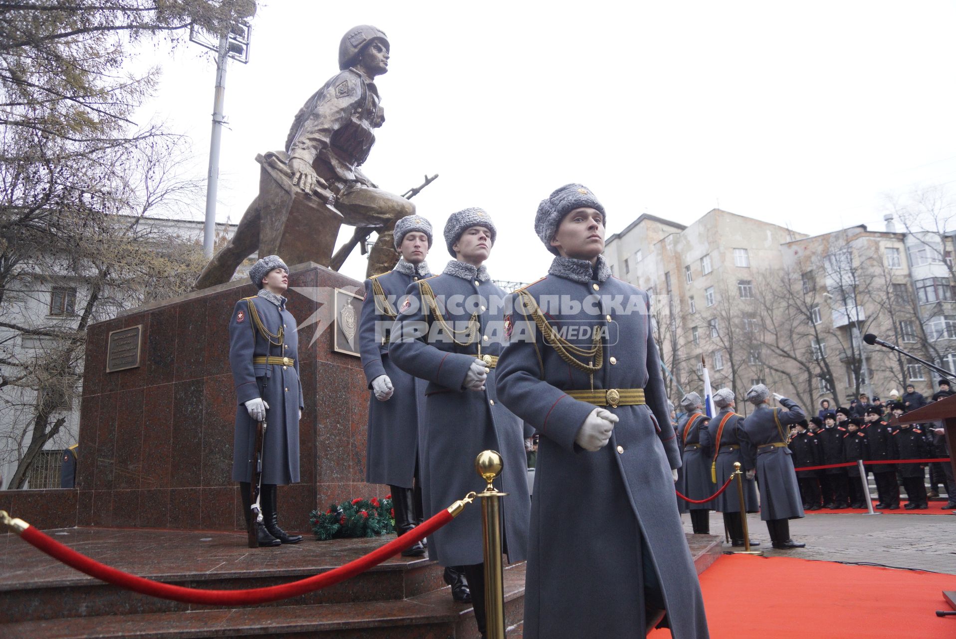 Екатеринбург. Открытие памятника военным контрразведчикам работы художника Константина Грюнберга у здания окружного дома офицеров