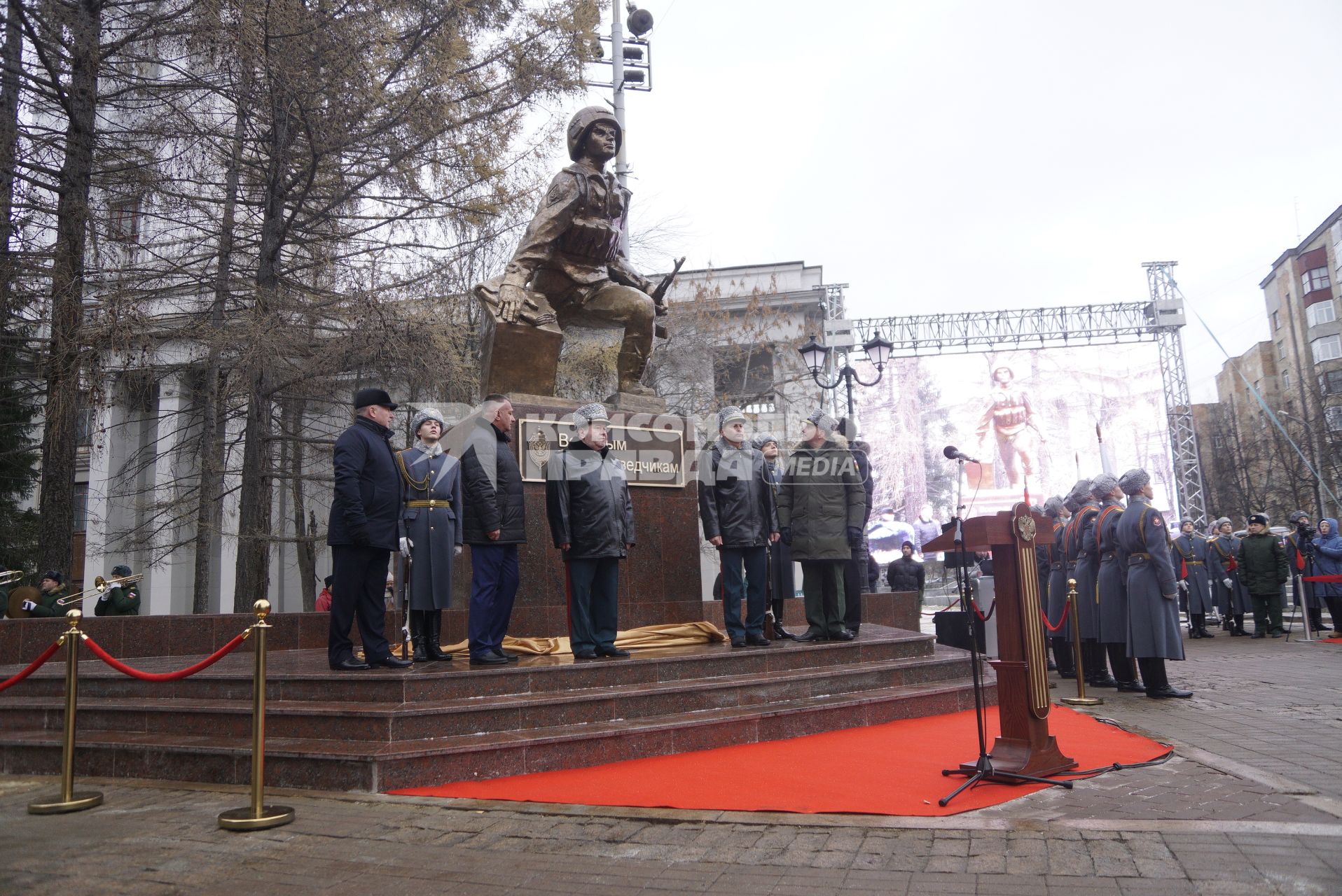 Екатеринбург. Открытие памятника военным контрразведчикам работы художника Константина Грюнберга у здания окружного дома офицеров