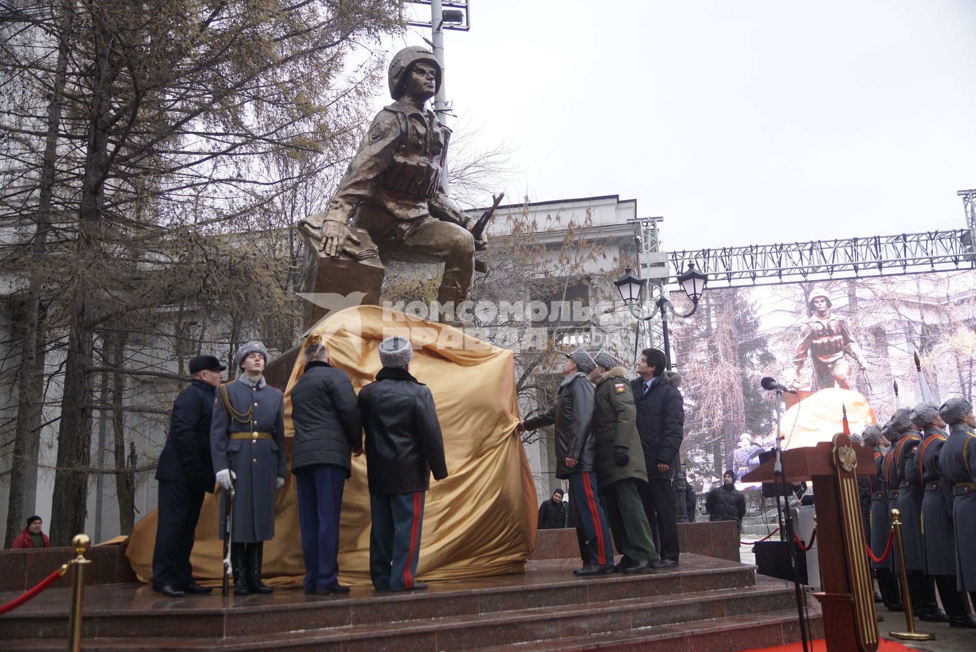 Екатеринбург. Открытие памятника военным контрразведчикам работы художника Константина Грюнберга у здания окружного дома офицеров