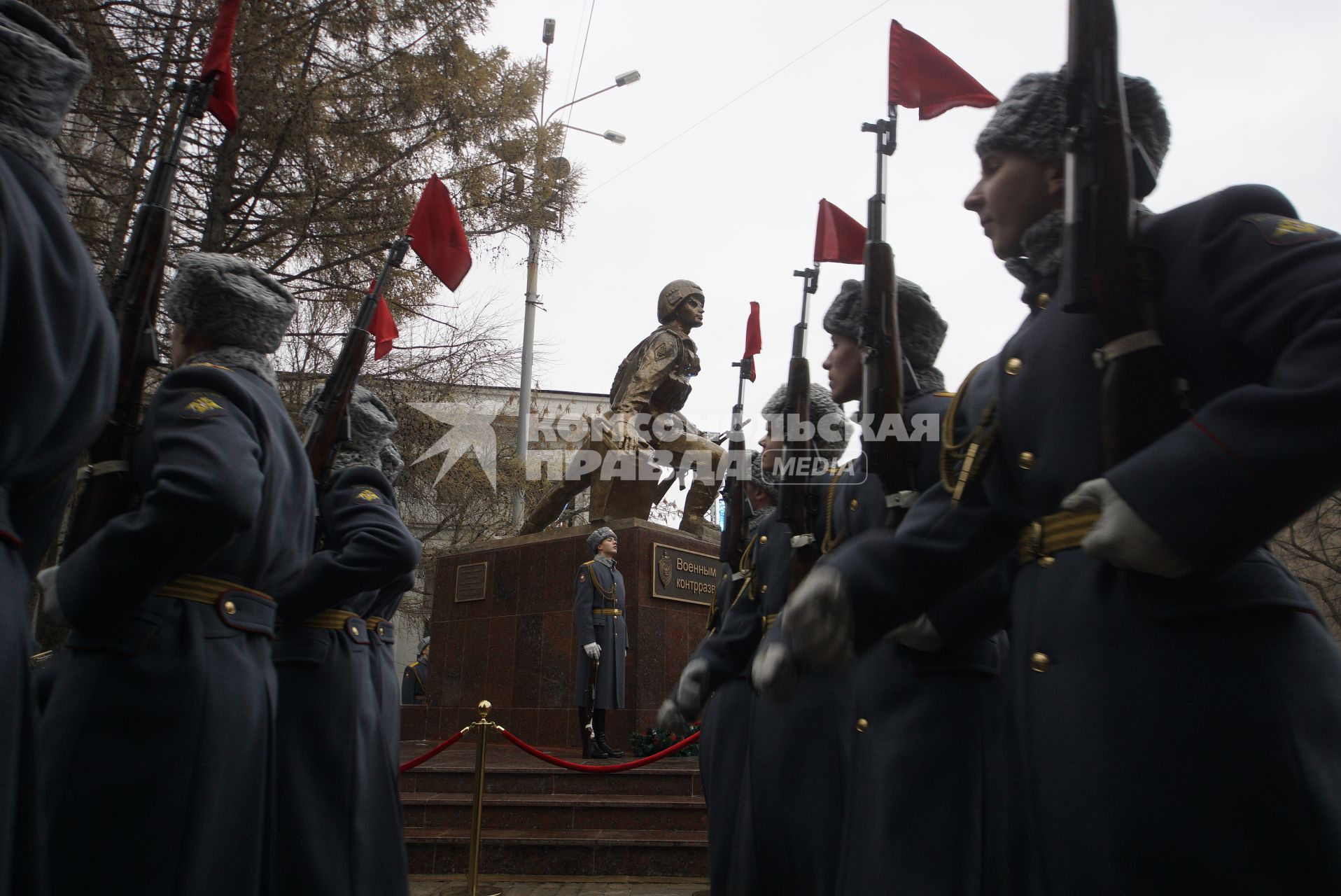 Екатеринбург. Открытие памятника военным контрразведчикам работы художника Константина Грюнберга у здания окружного дома офицеров