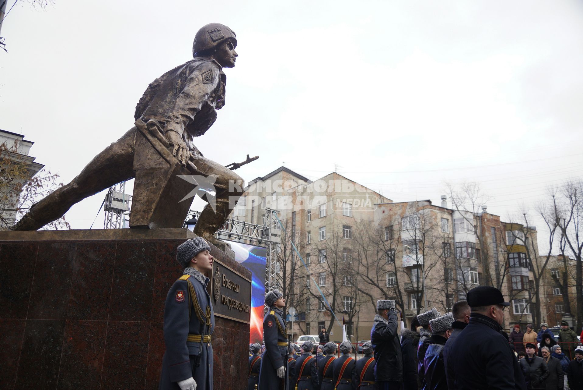 Екатеринбург. Открытие памятника военным контрразведчикам работы художника Константина Грюнберга у здания окружного дома офицеров