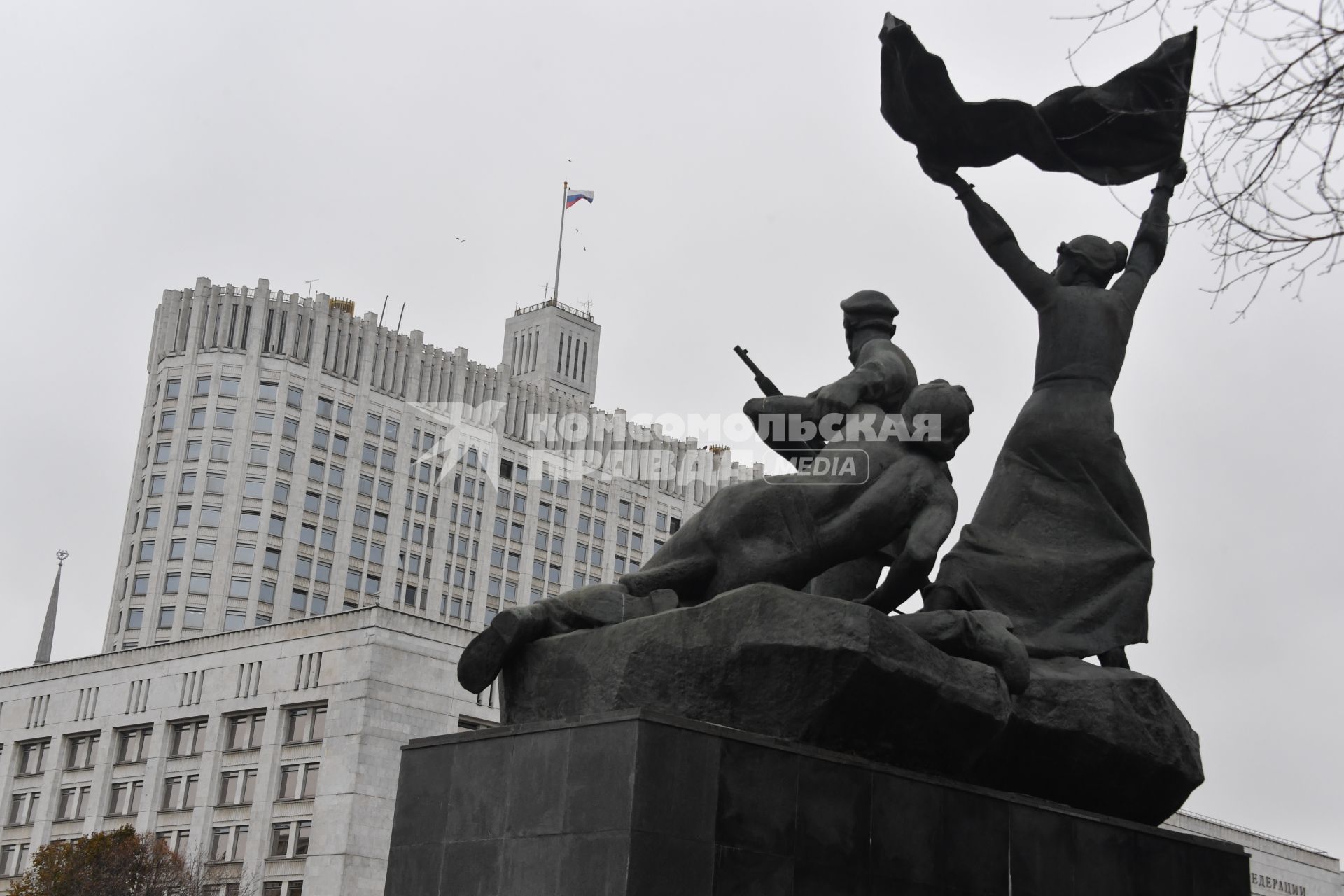 Москва. Дом Правительства на  Краснопресненской набережной и памятник героям-дружинникам.