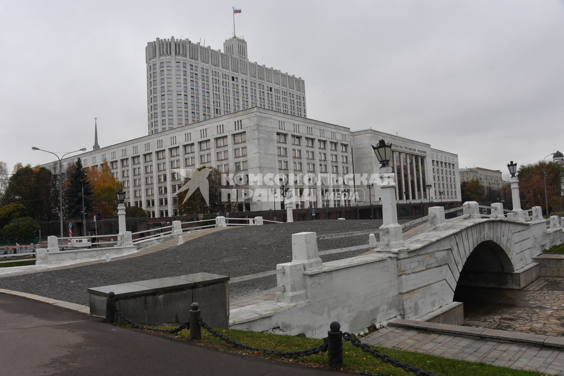 Москва. Дом Правительства на  Краснопресненской набережной.