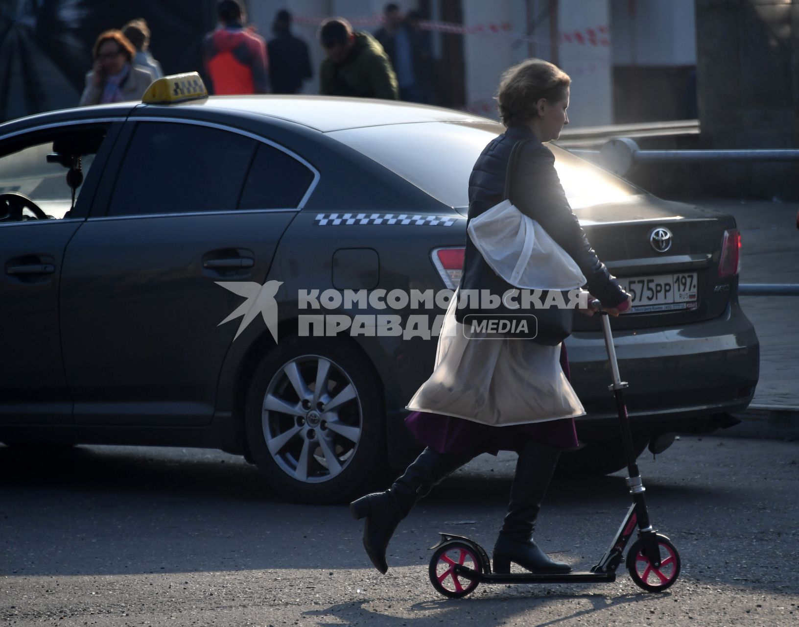 Москва. Женщина на самокате.