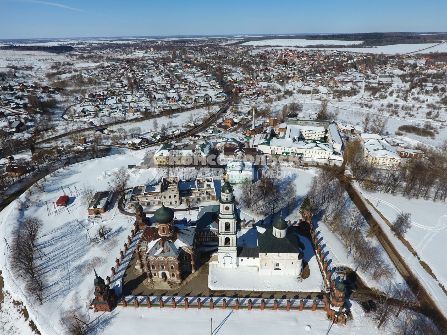 Московская область, Волоколамск.  Вид на территорию Волоколамского городища, на которой находится музейно-выставочный комплекс `Волоколамский кремль`.