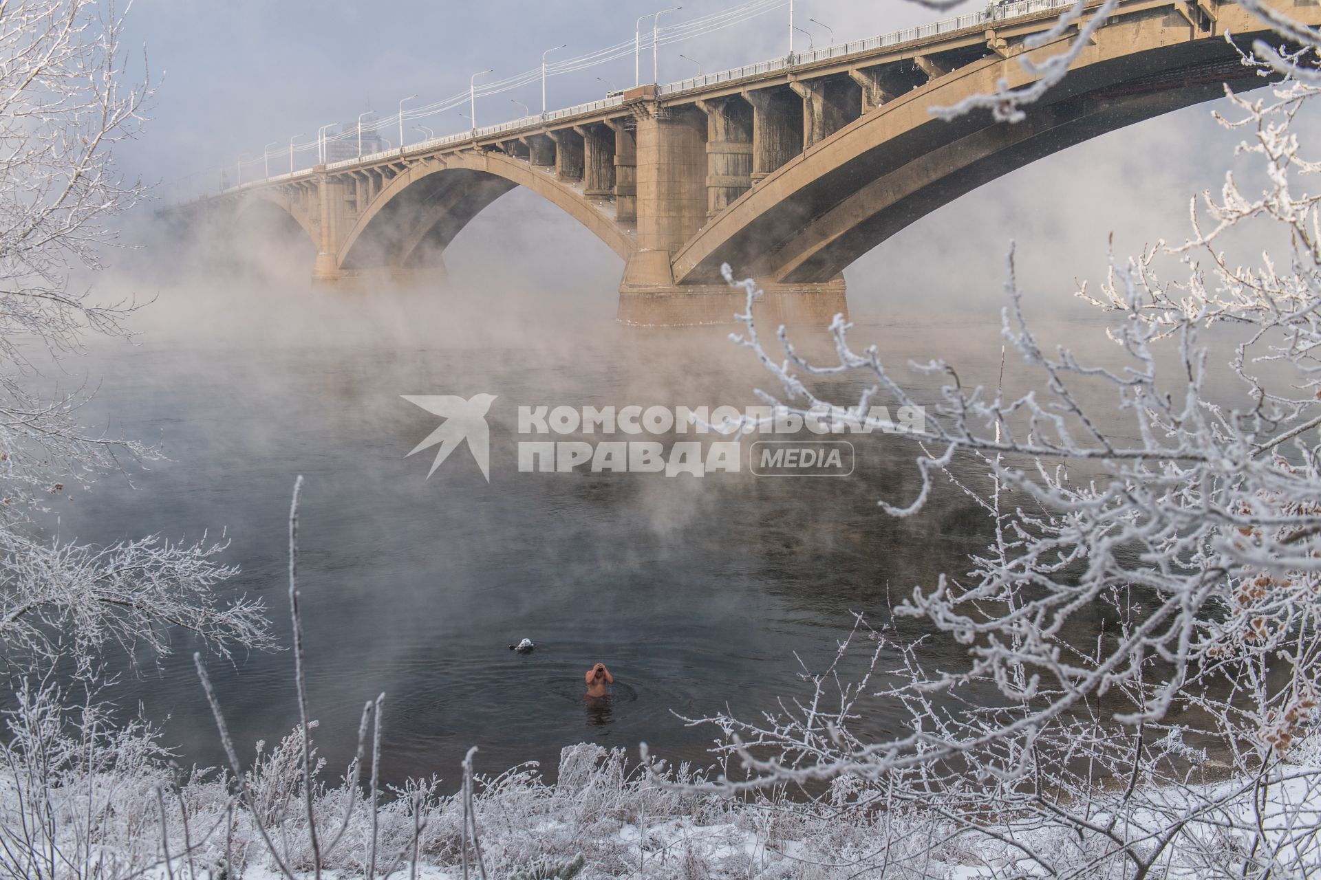 Красноярск.  Моржи из клуба `Криофил`открыли купальный сезон в Енисее.