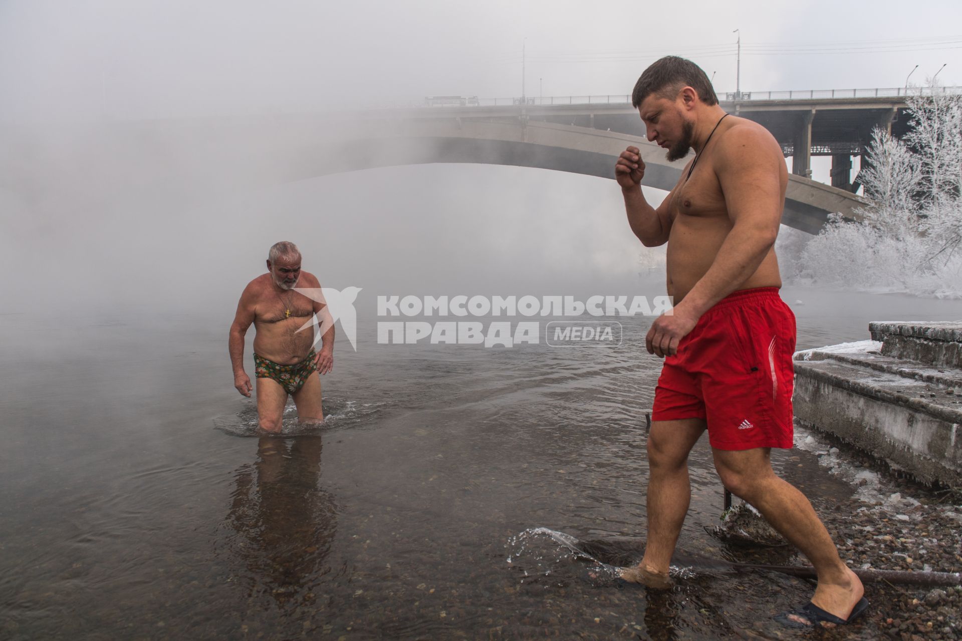 Красноярск.  Моржи из клуба `Криофил`открыли купальный сезон в Енисее.