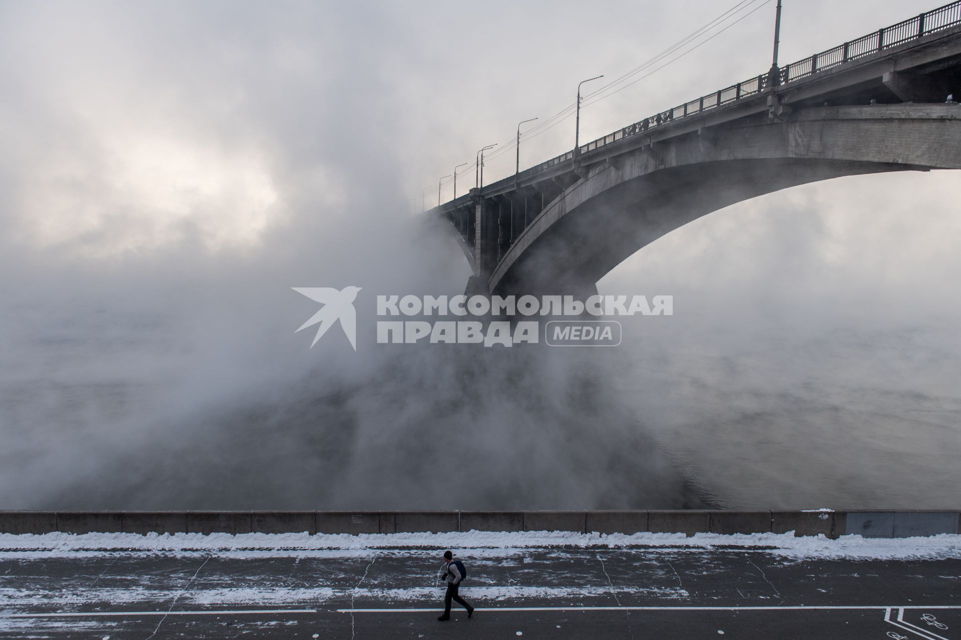 Красноярск. Коммунальный мост через Енисей.