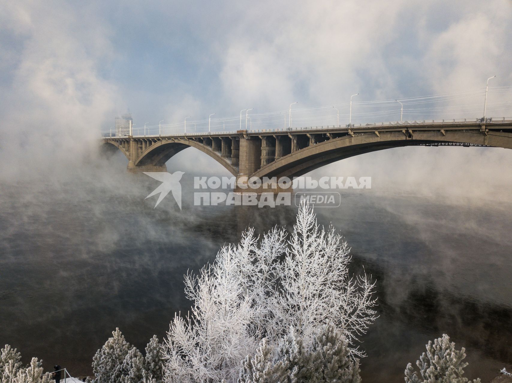 Красноярск. Коммунальный мост через Енисей.