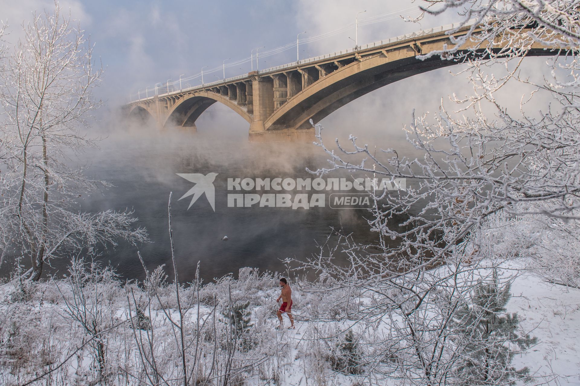 Красноярск.  Моржи из клуба `Криофил`открыли купальный сезон в Енисее.