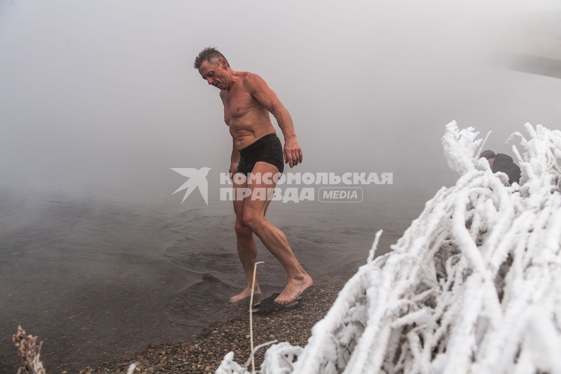 Красноярск.  Моржи из клуба `Криофил`открыли купальный сезон в Енисее.