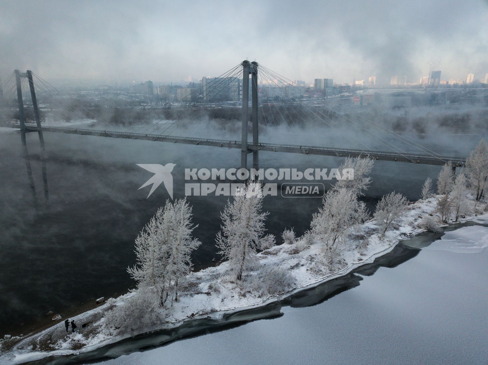 Красноярск. Виноградовский или Вантовый мост через протоку реки Енисей соединяет район Стрелки и остров Татышев.