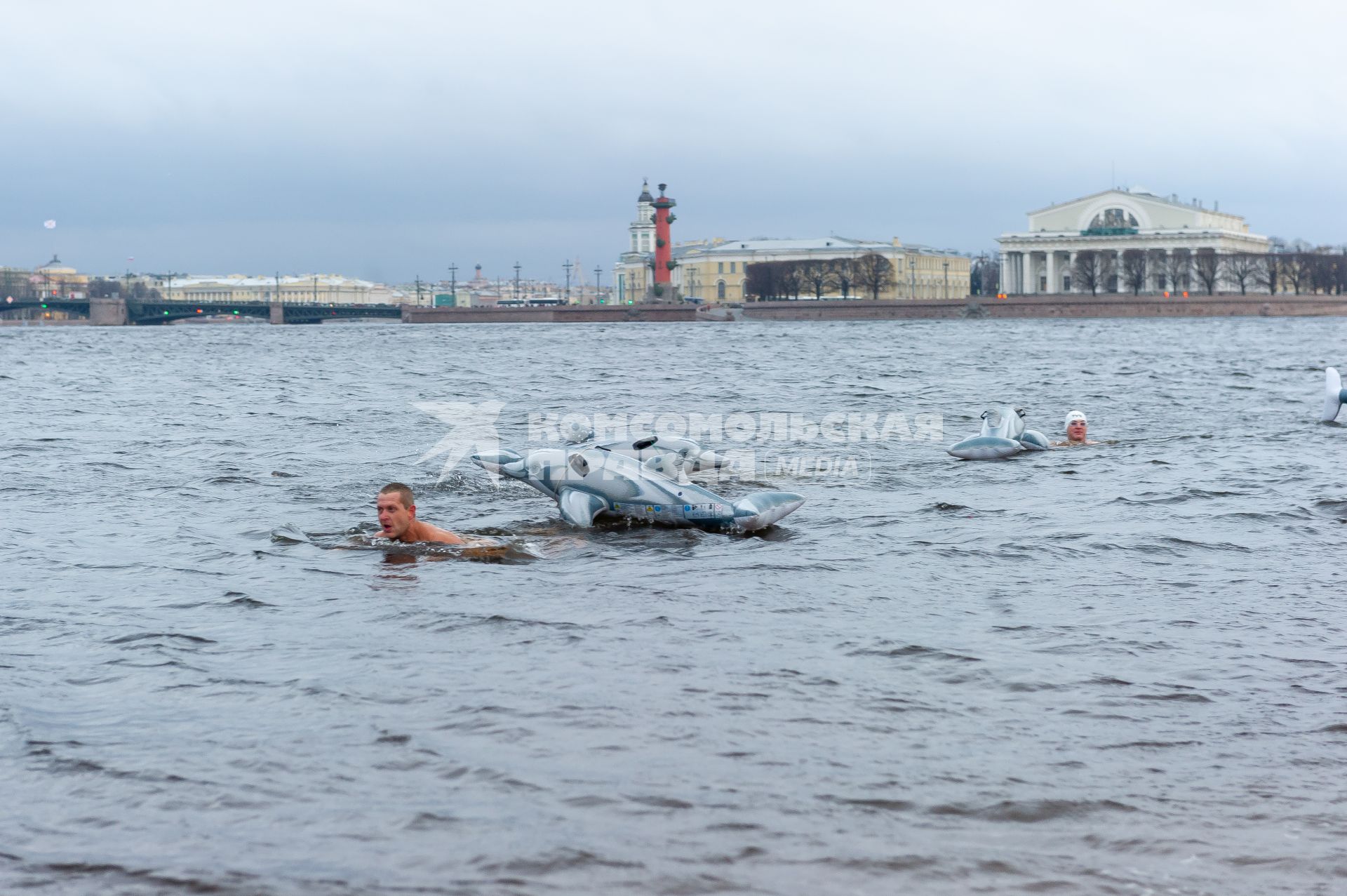 Санкт-Петербург.  На пляже Петропавловской крепости петербургские моржи устроили заплыв по Неве, отметив День Дельфинов.