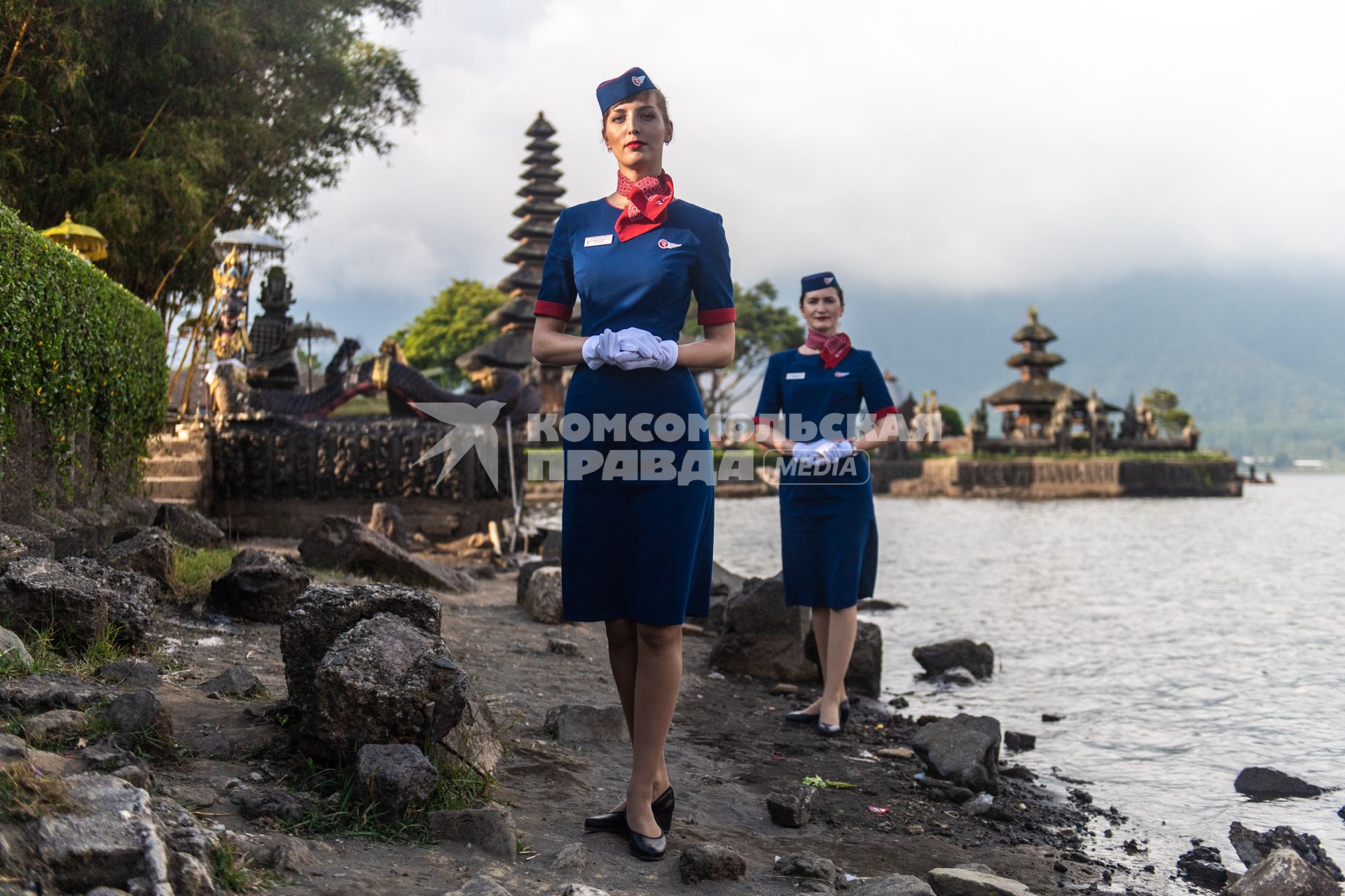 Индонезия, остров Бали. Российские стюардессы позируют у храма Пура Улун Дану.