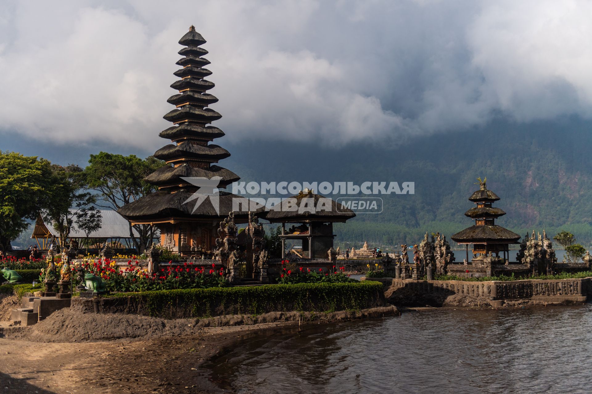 Индонезия, остров Бали. Храм Пура Улун Дану.