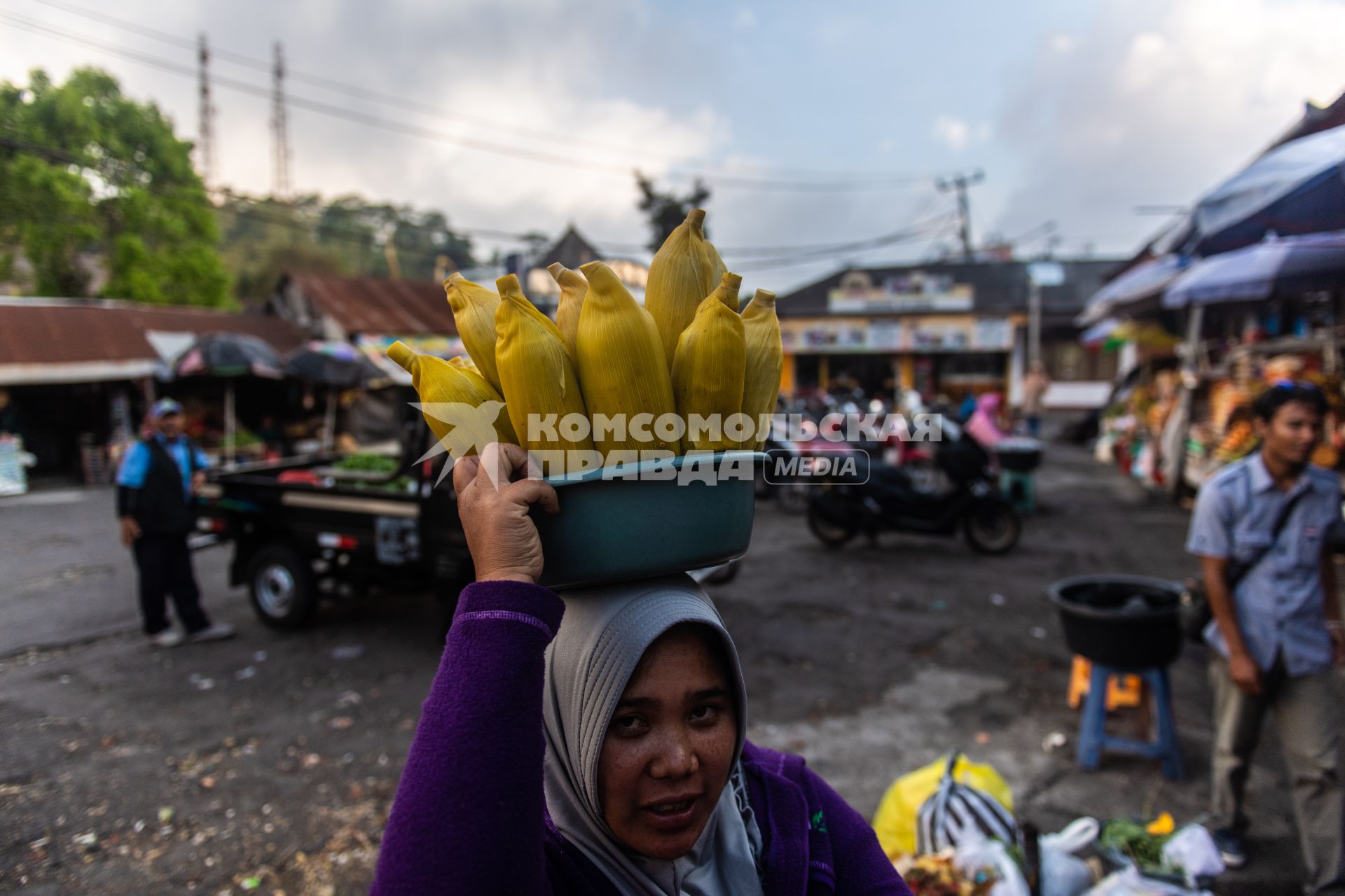 Индонезия, остров Бали. Продавщица на местном рынке.
