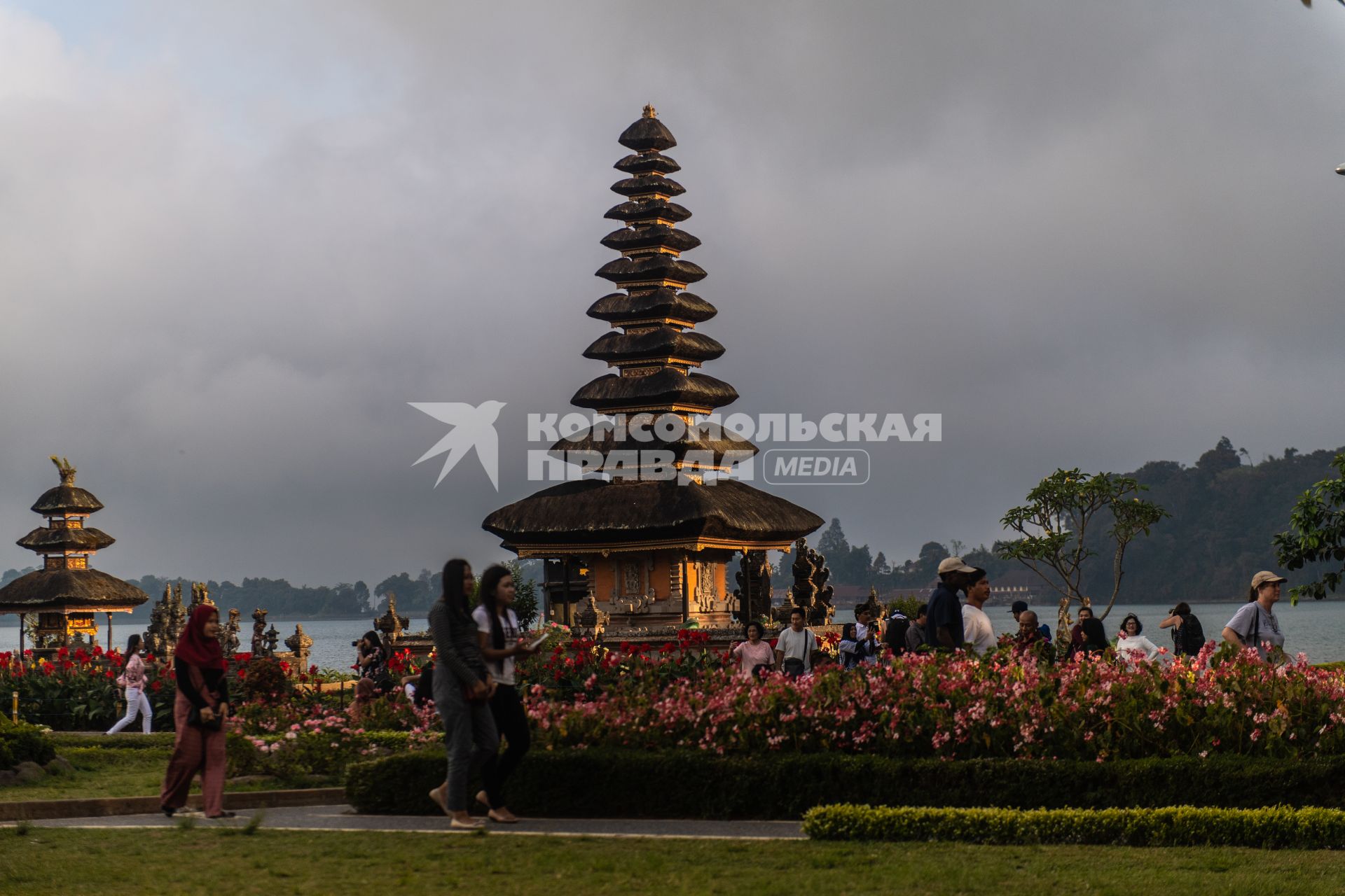 Индонезия, остров Бали. Храм Пура Улун Дану.