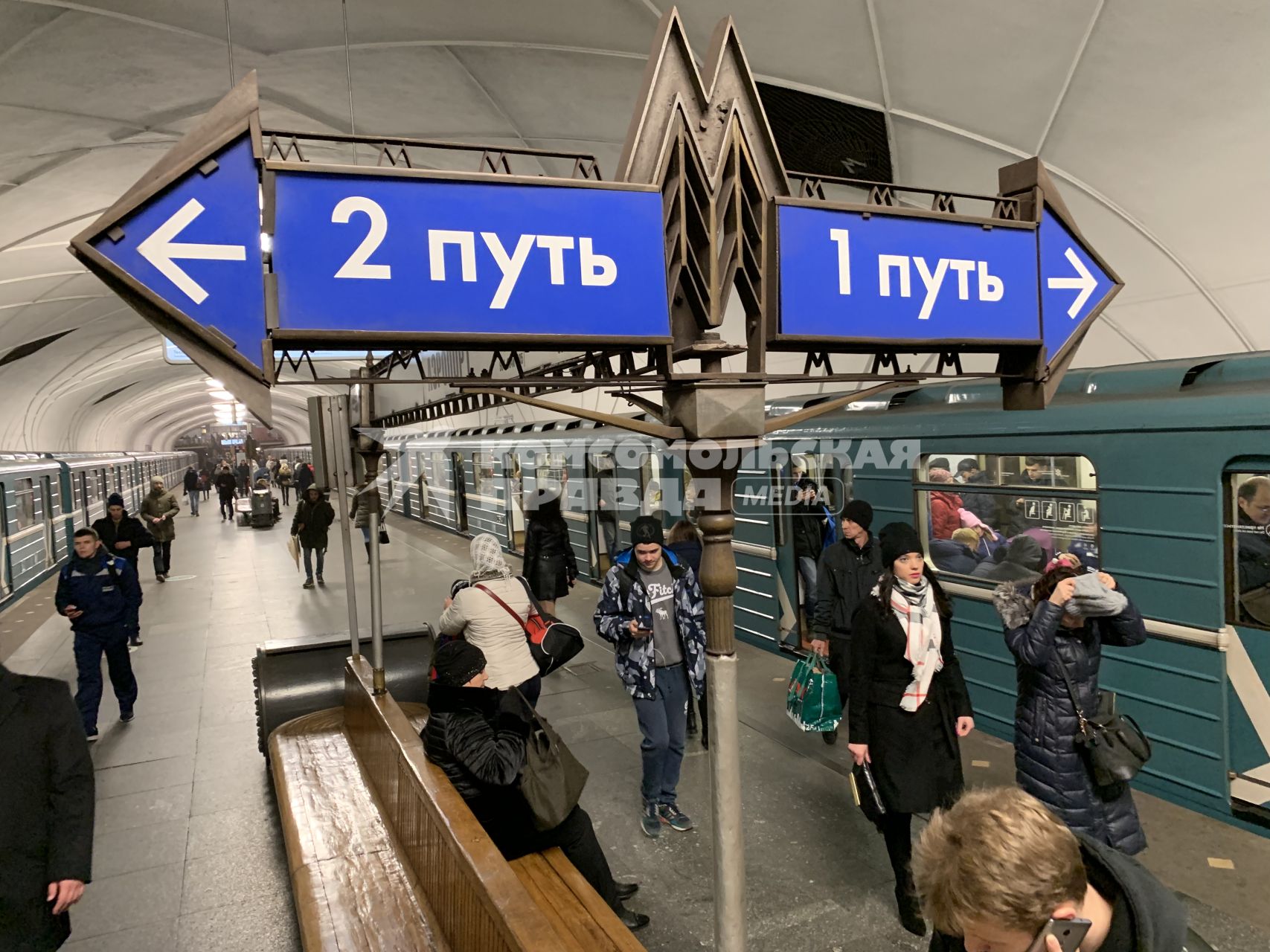 Москва.   Указатели  на станции метро `Аэропорт`.