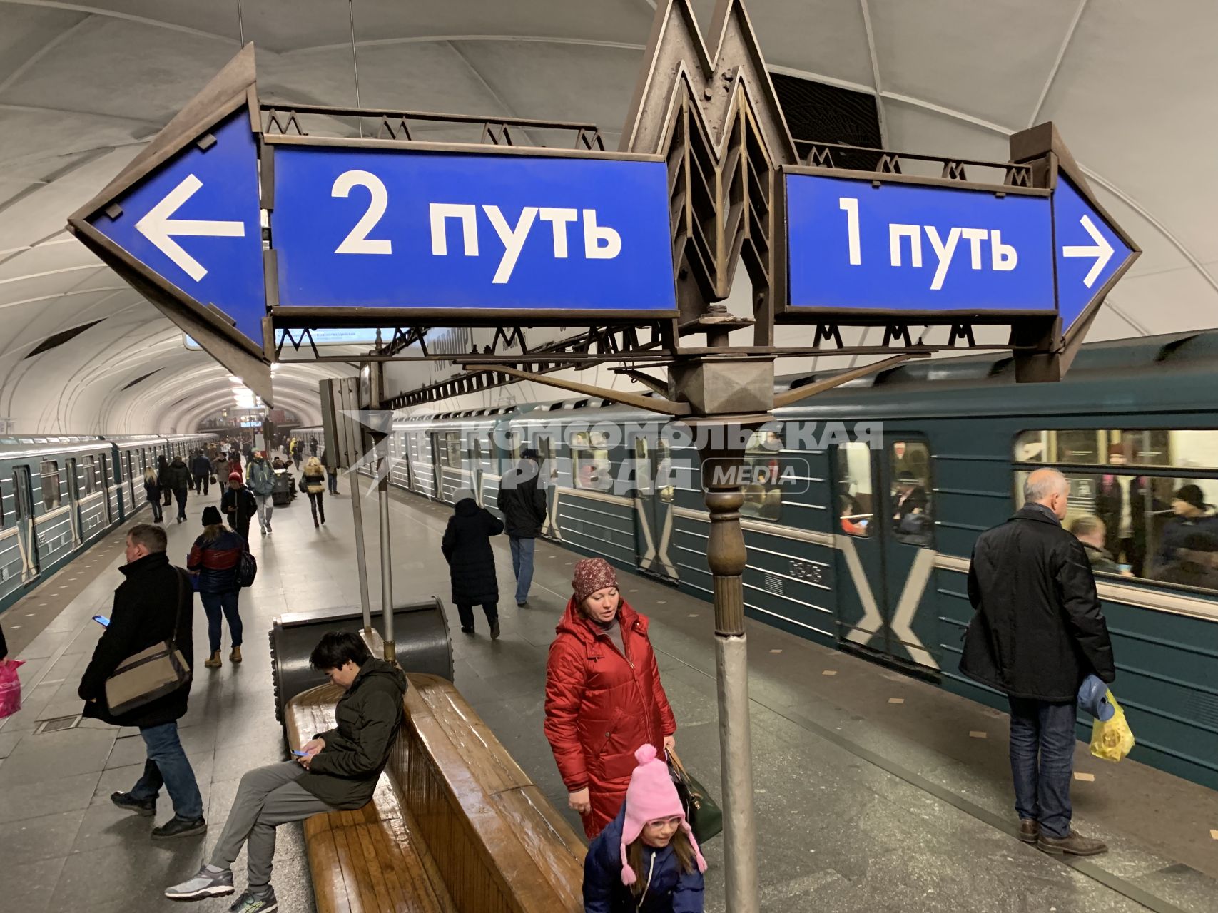 Москва.   Указатели  на станции метро `Аэропорт`.