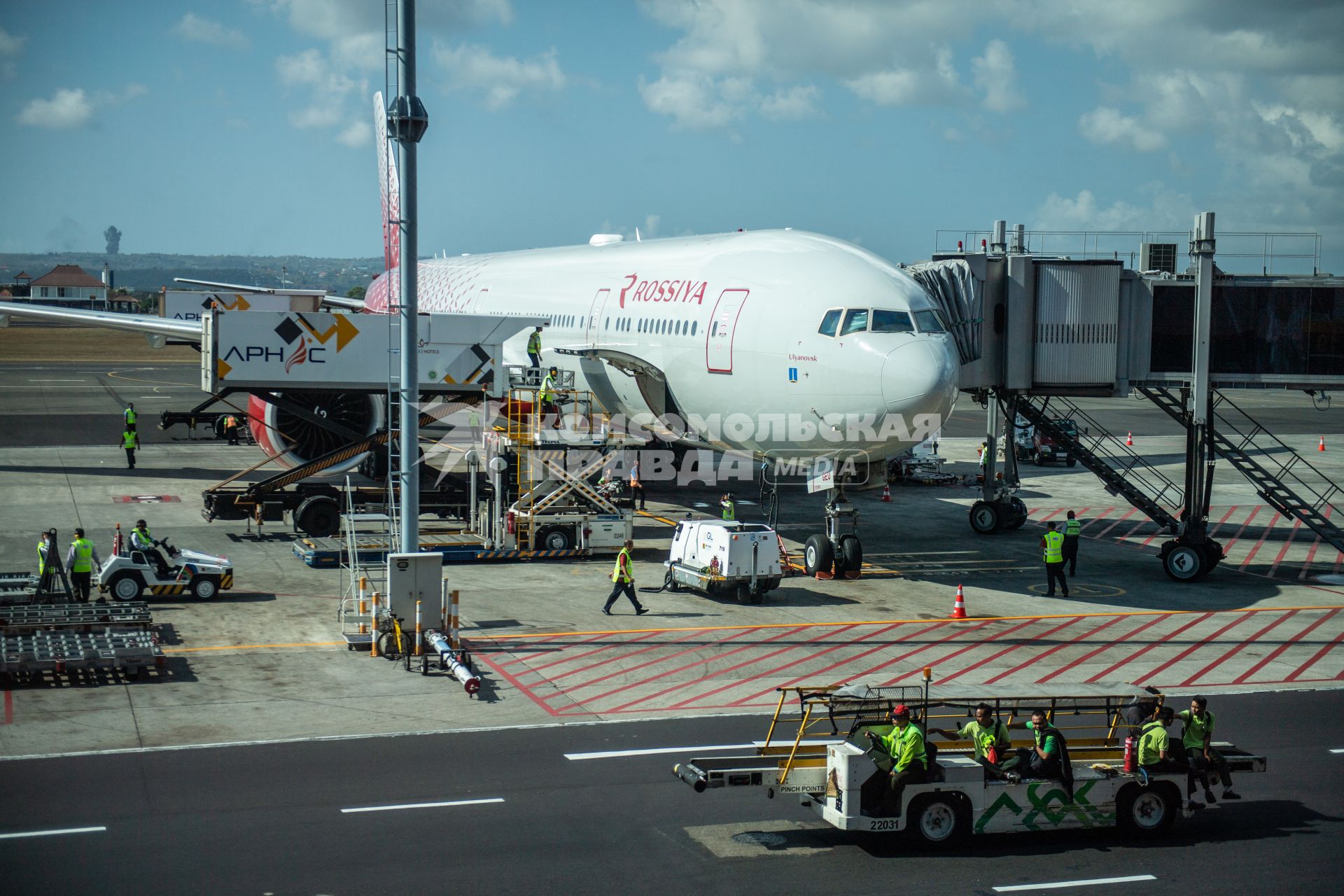 Москва.   Пассажирский  самолет Boeing 777  авиакомпании `Россия` в аэропорту Шереметьево.