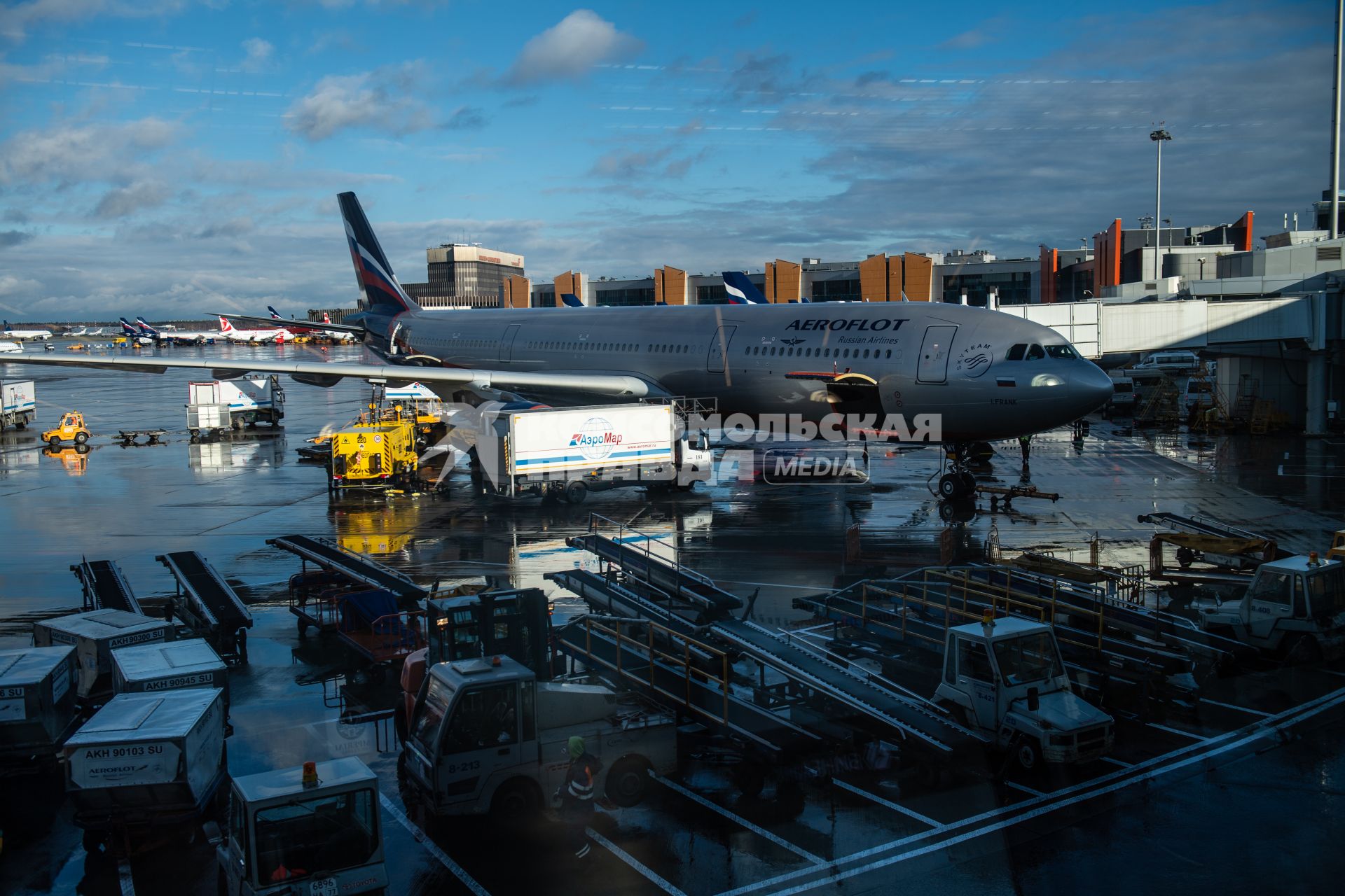 Москва.   Пассажирский самолет Airbus A330 авиакомпании `Аэрофлот` в аэропорту Шереметьево.