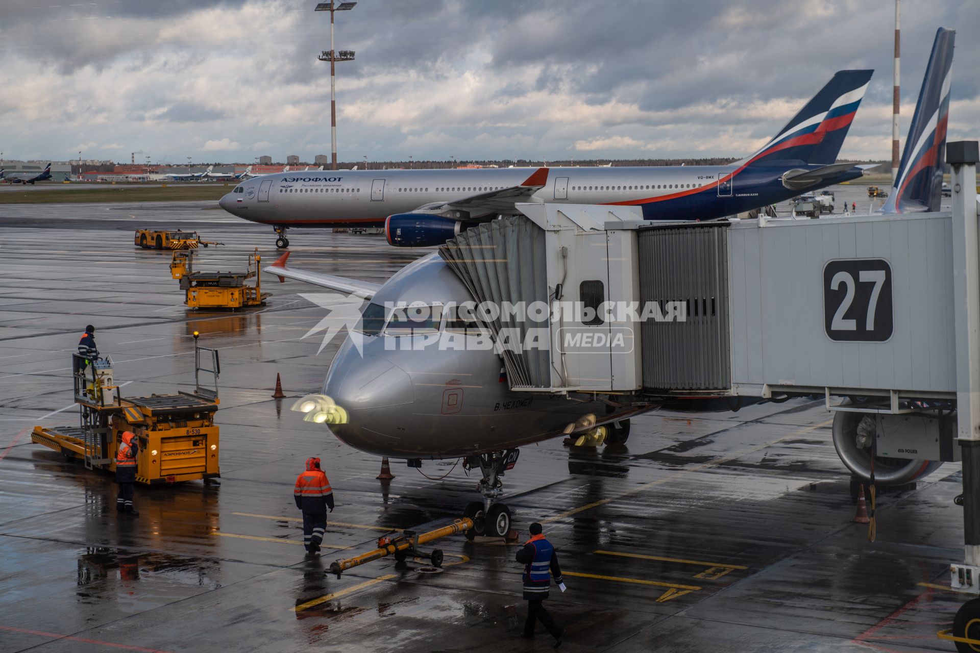 Москва.   Пассажирские  самолеты Airbus  A320 и Airbus  A330  (на втором плане) авиакомпании `Аэрофлот`  в аэропорту Шереметьево.