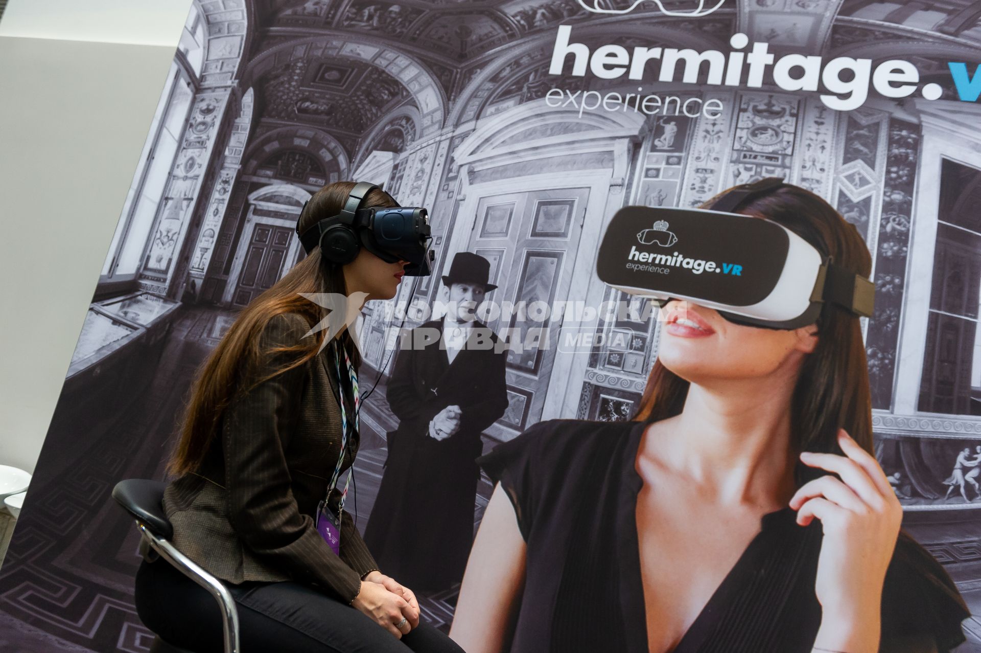 Санкт-Петербург.  Девушка в очках виртуальной реальности смотрит VR-фильм `Эрмитаж`.