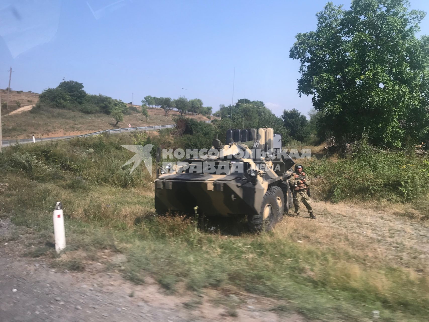 Южная Осетия, Цхинвал. Военный у БТРа в окрестностях города.