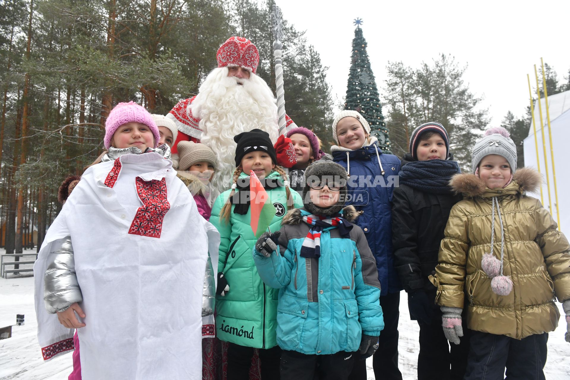 Великий Устюг. Дед Мороз в своей вотчине с детьми.