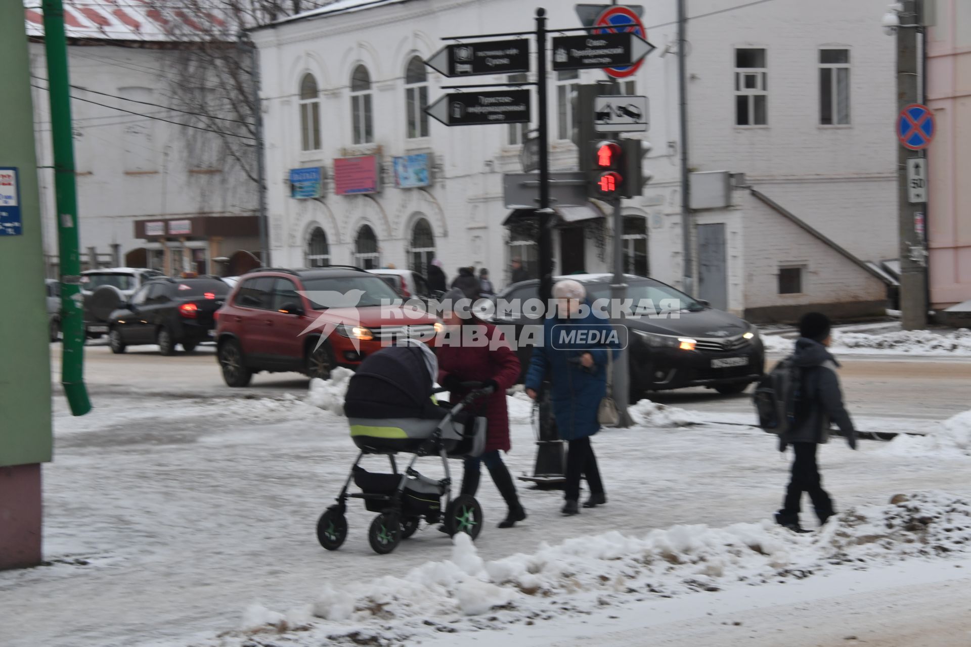 Великий Устюг. Пешеходы на улице города.