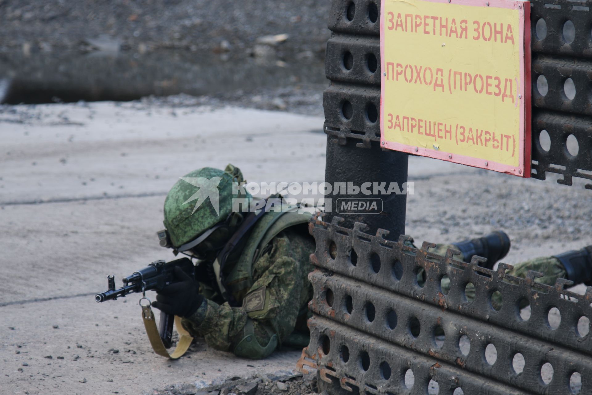 Архангельская область, архипелаг Новая Земля.  Военнослужащий во время учений.