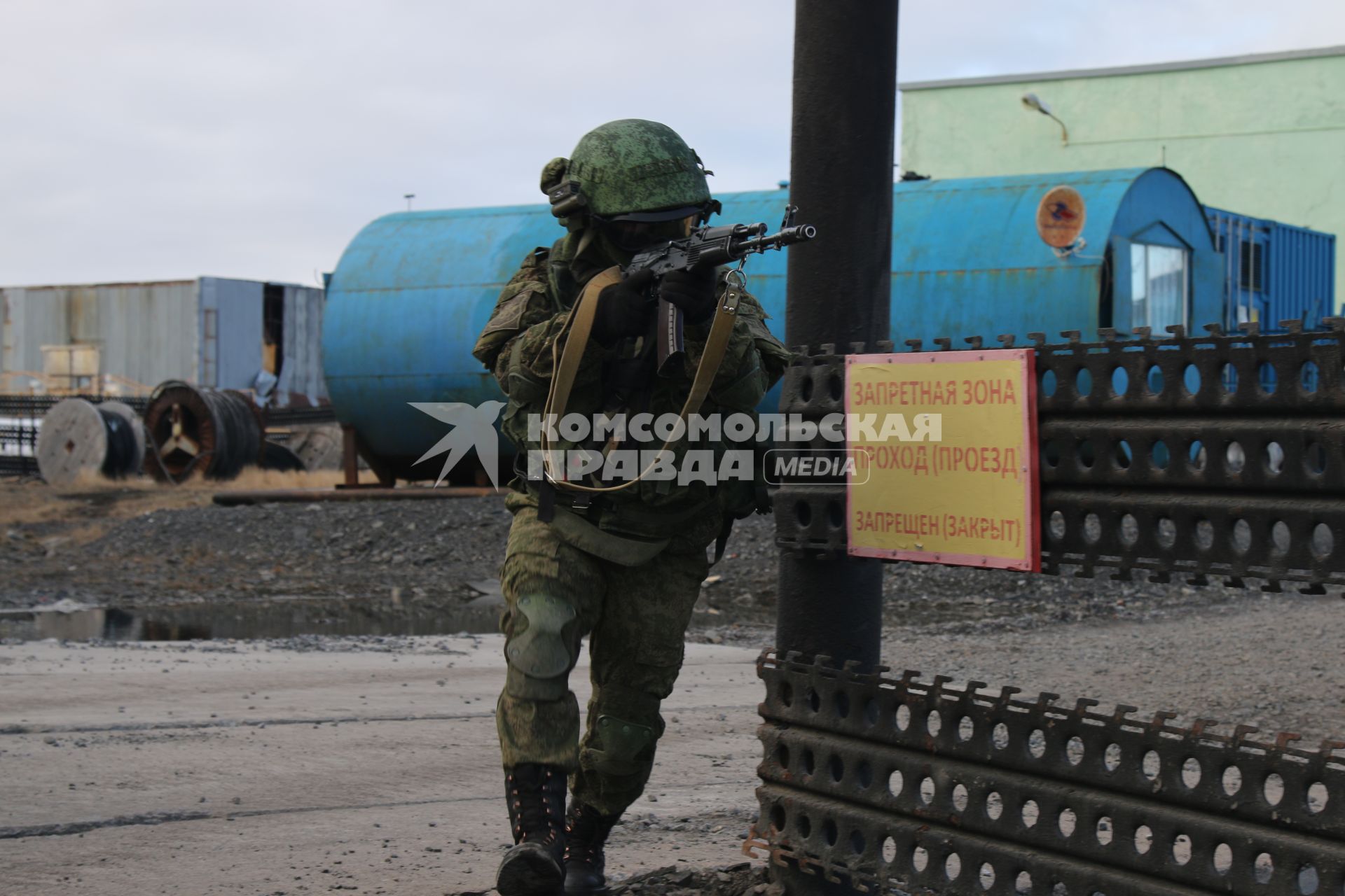 Архангельская область, архипелаг Новая Земля.  Военнослужащий во время учений.