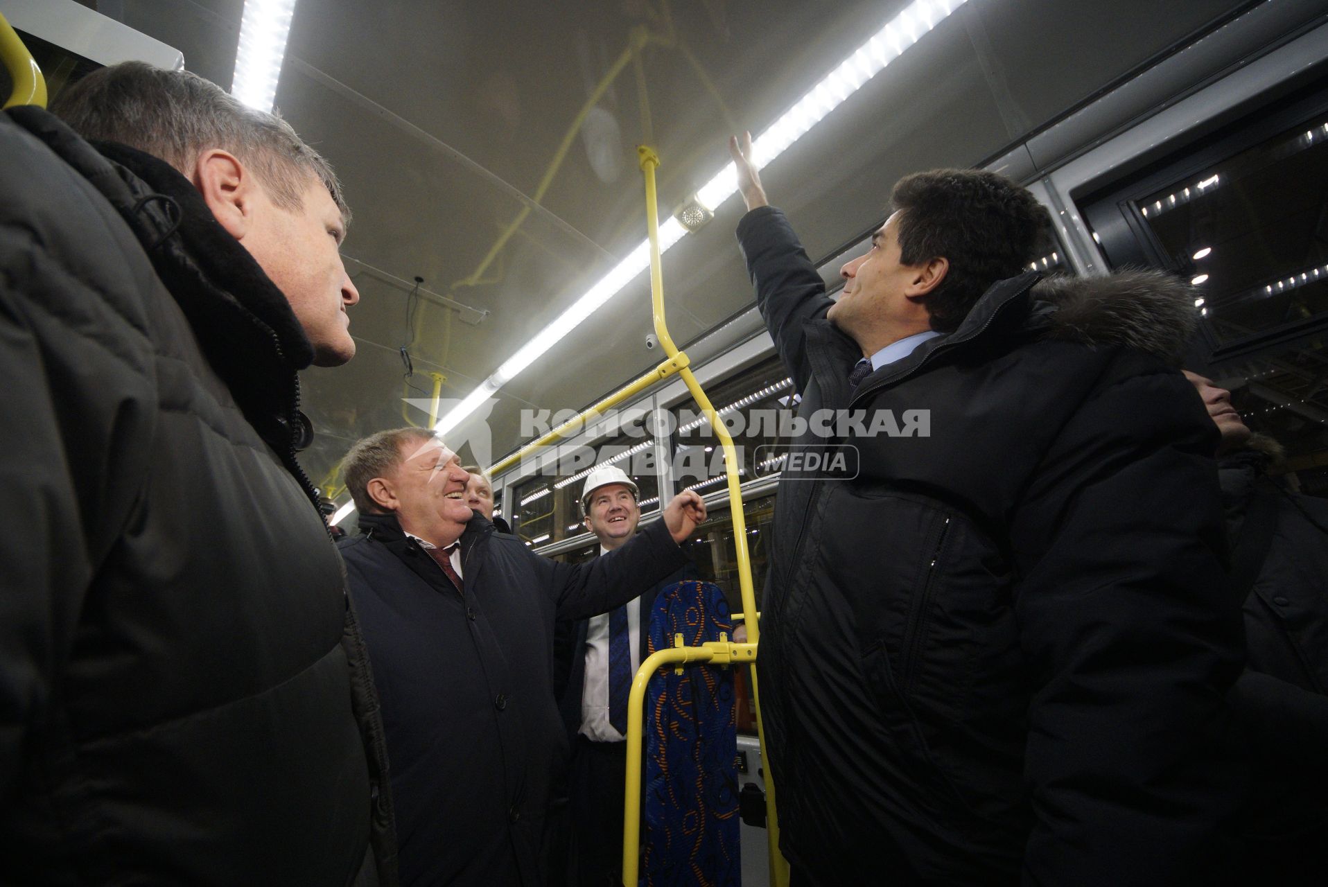 Екатеринбург. Производство трамваев на заводе \'УралТрансМаш\'. На фото: (второй слева) генеральный директор АО \'Уралтрансмаш\' Владимир Городилов и глава города Екатеринбург Александр Высокинский (справа)