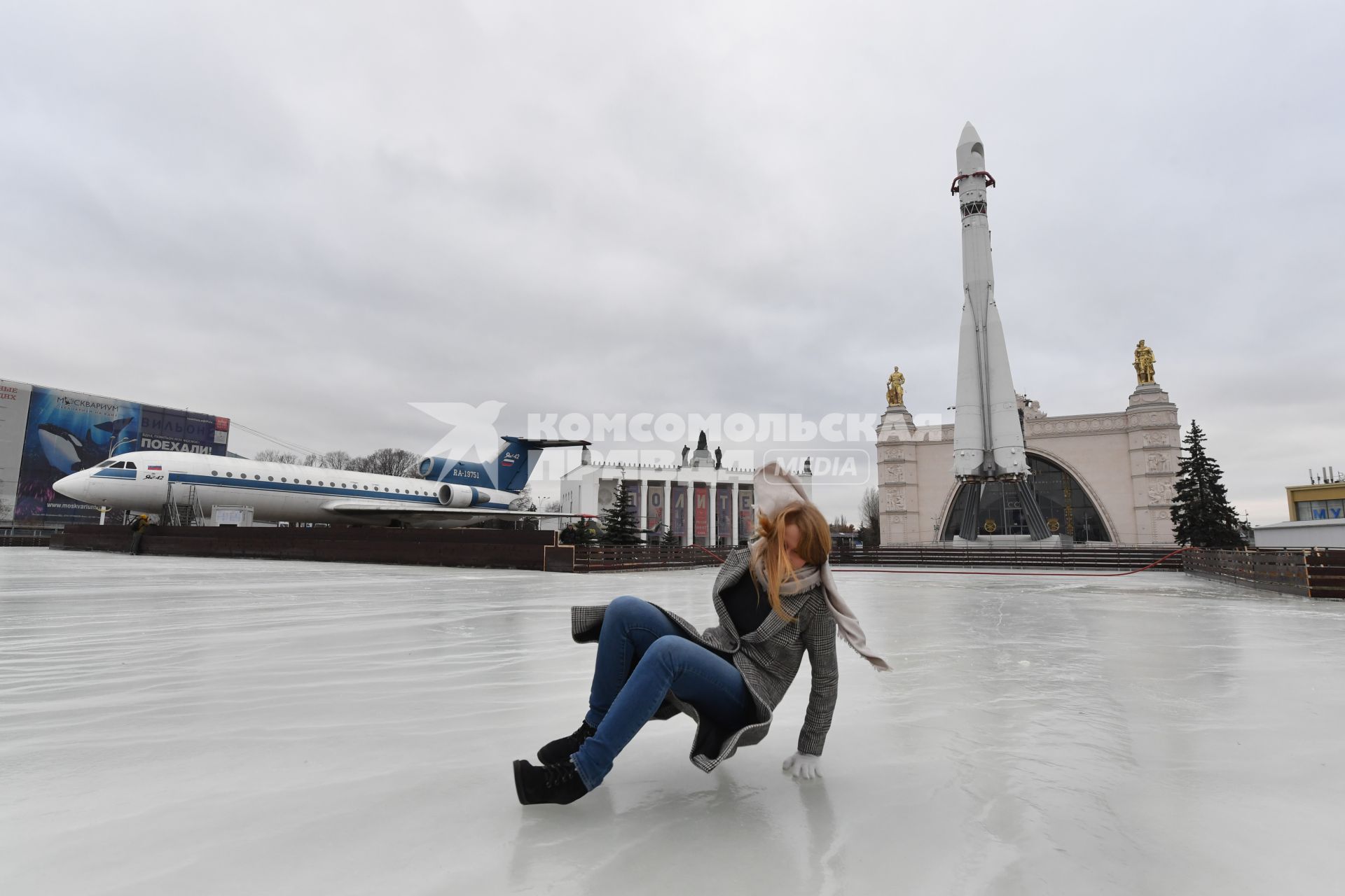 Москва. Подготовка катка на площади Промышленности - вокруг ракеты-носителя `Восток` на ВДНХ.