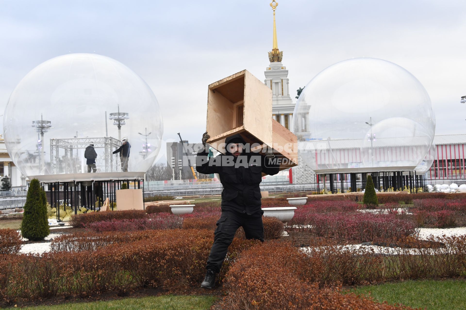 Москва. Подготовка катка на ВДНХ.