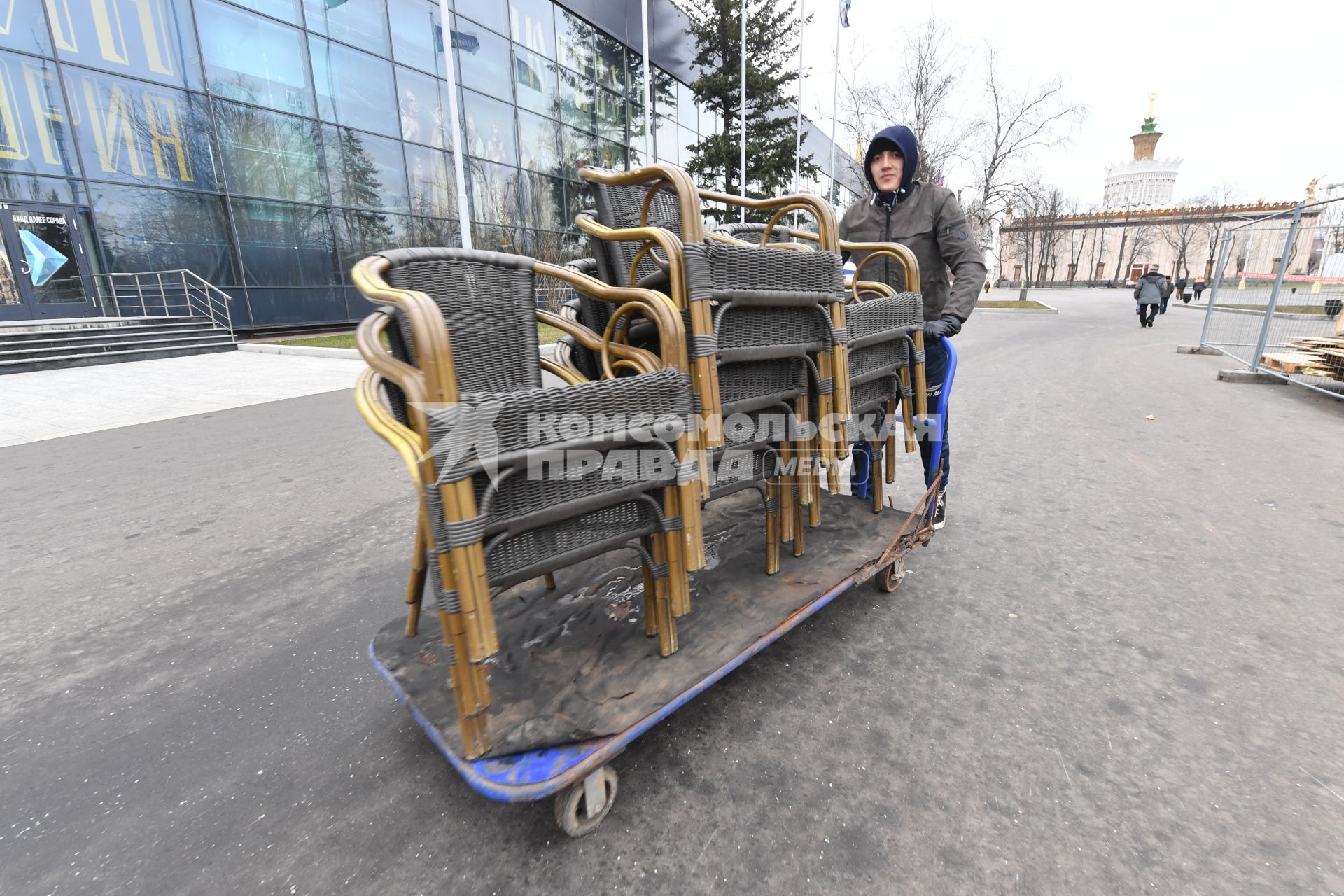 Москва. Подготовка катка на площади Промышленности - вокруг ракеты-носителя `Восток` на ВДНХ.