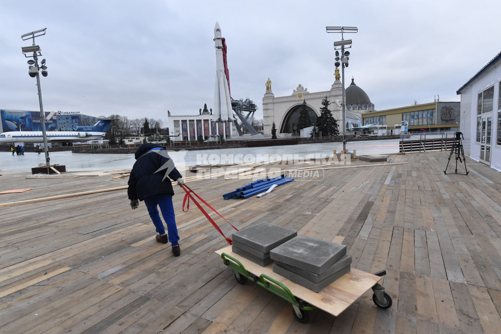 Москва. Подготовка катка на площади Промышленности - вокруг ракеты-носителя `Восток` на ВДНХ.